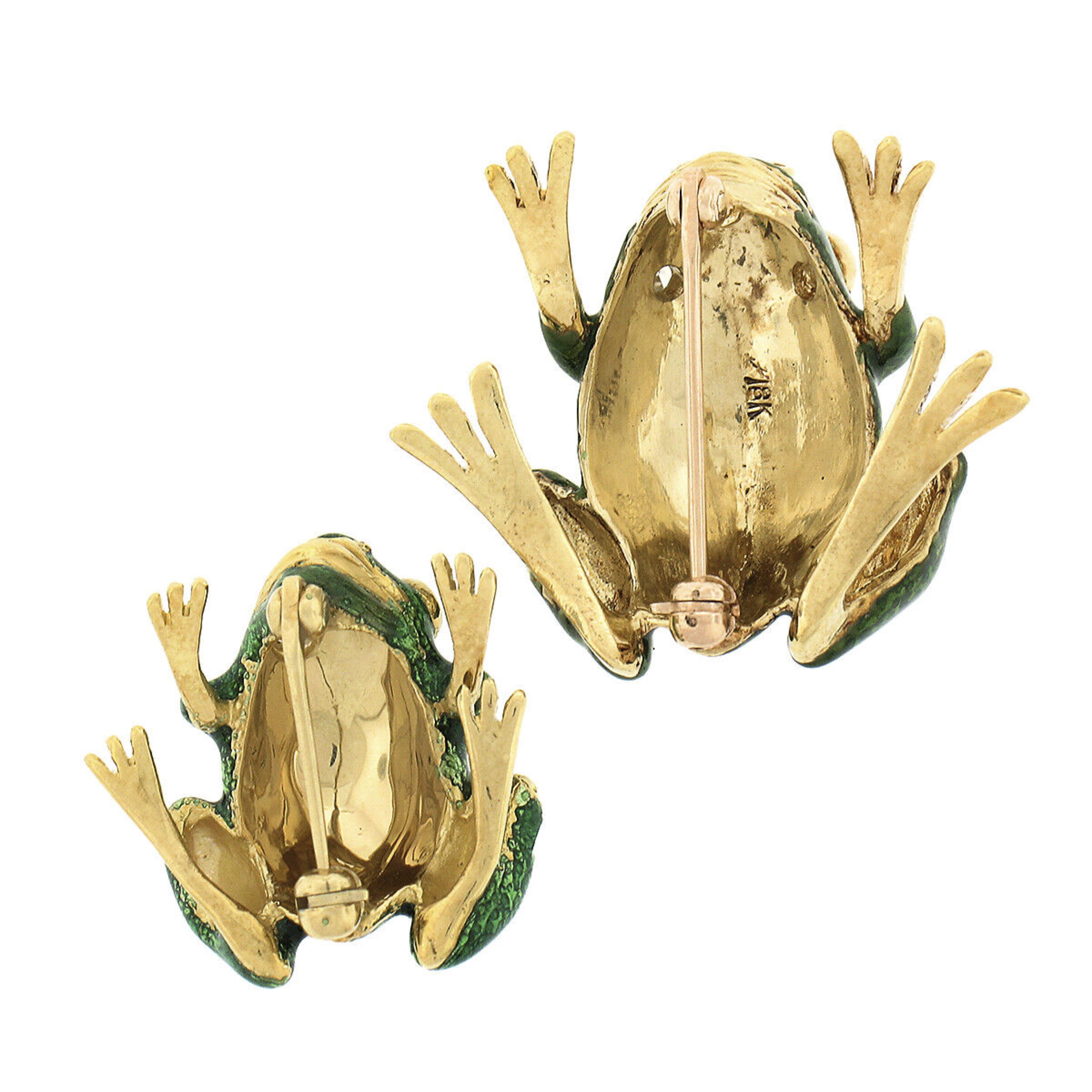 Taille ronde (2) Broche épingle en or 18 carats avec émail vert texturé et grenouille mère et bébé et diamants en vente