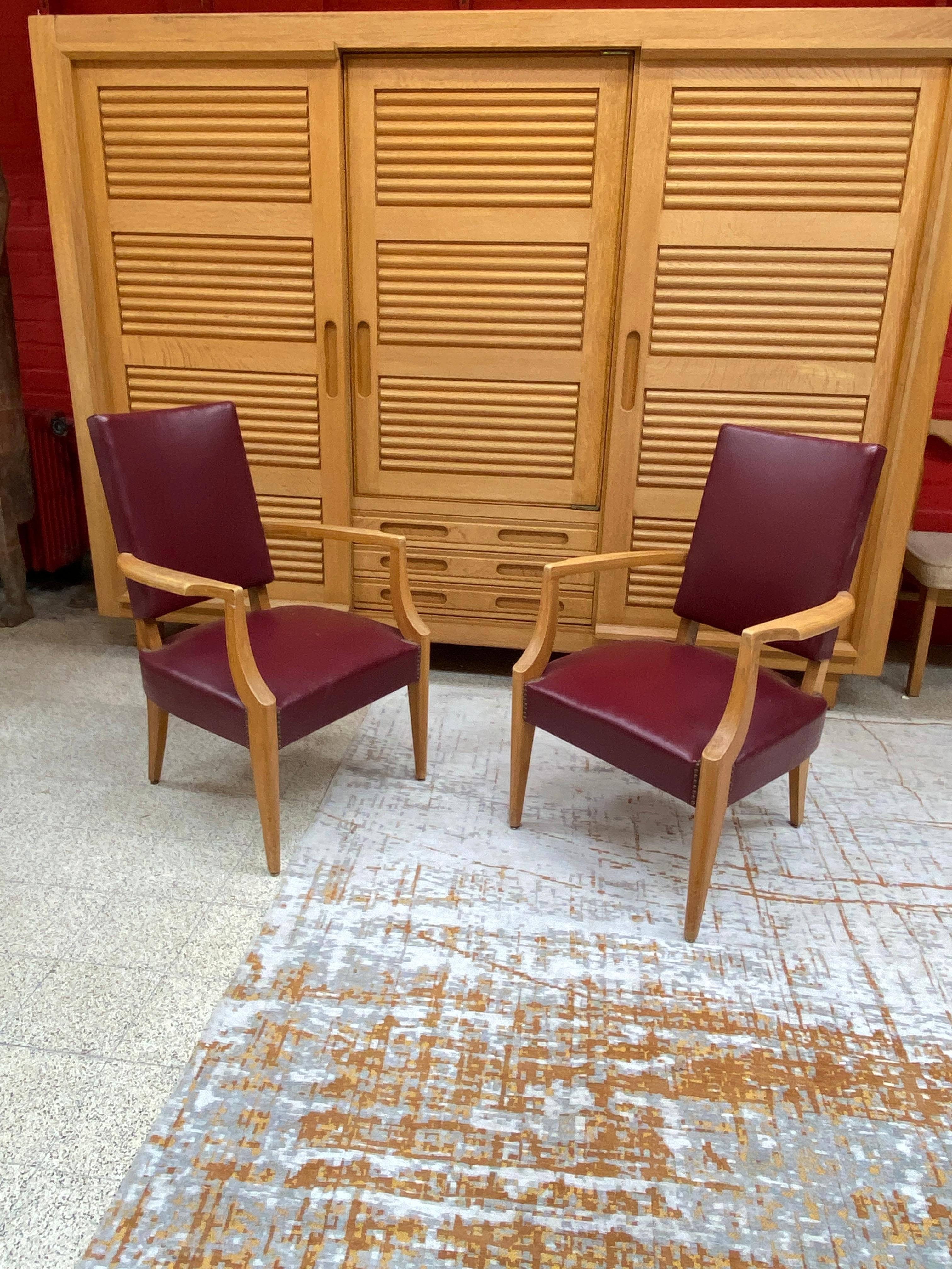 2 Fauteuil Art Déco français des années 1940 dans le style d'André Arbus.
Plutôt en bon état, malheureusement il y a un petit trou sur l'assise d'un fauteuil.