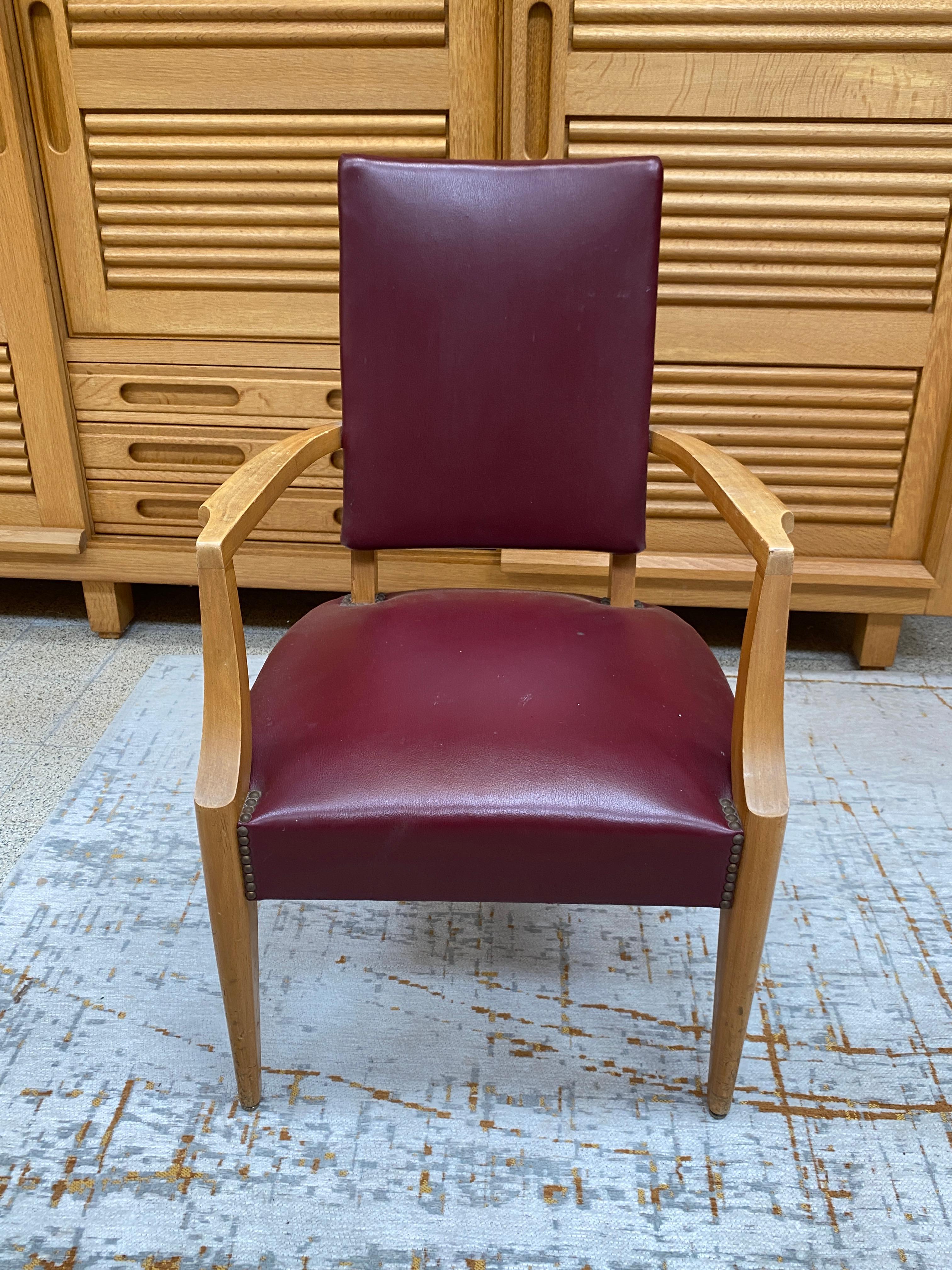 2 Sillón Art Déco francés de los años 40 al estilo de André Arbus cuero de imitación en venta