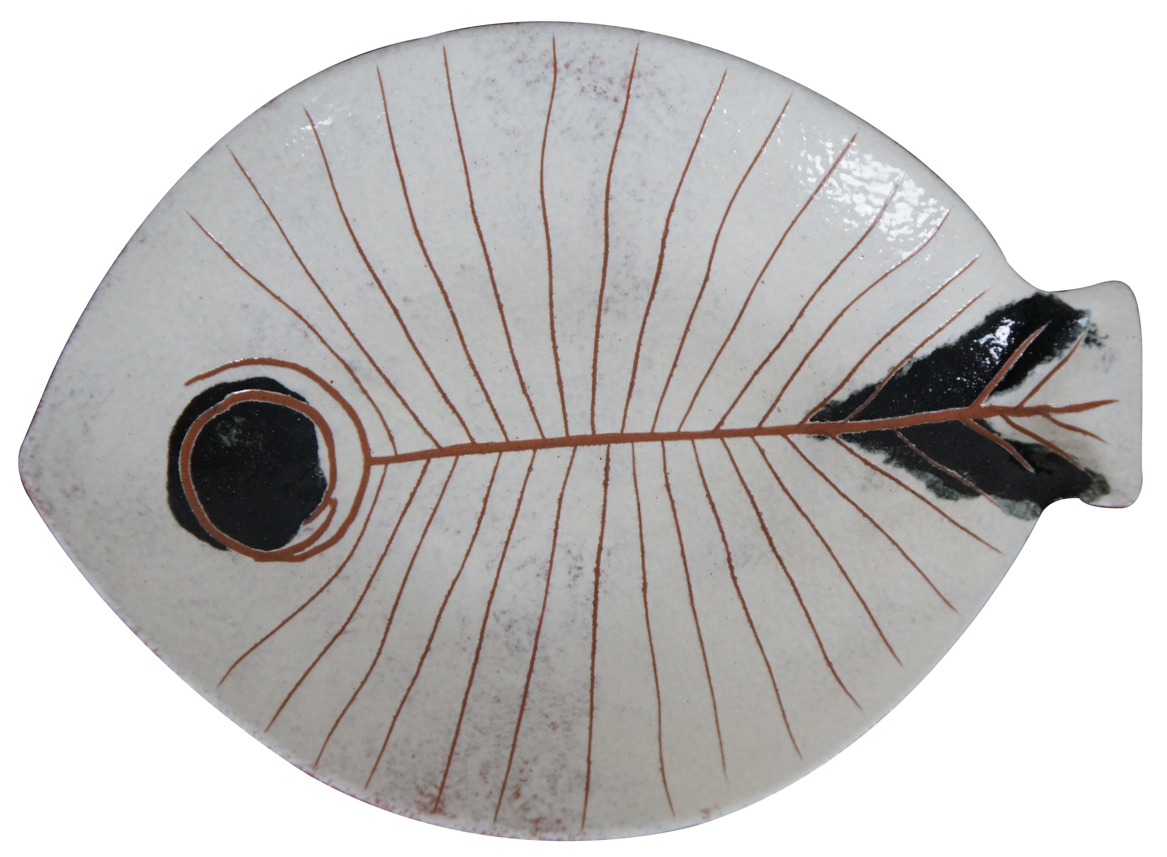 2 1950s Mid-Century Modern La Gardo Tackett Kenji Fujita Fish Plate Pair MCM In Good Condition In Dayton, OH