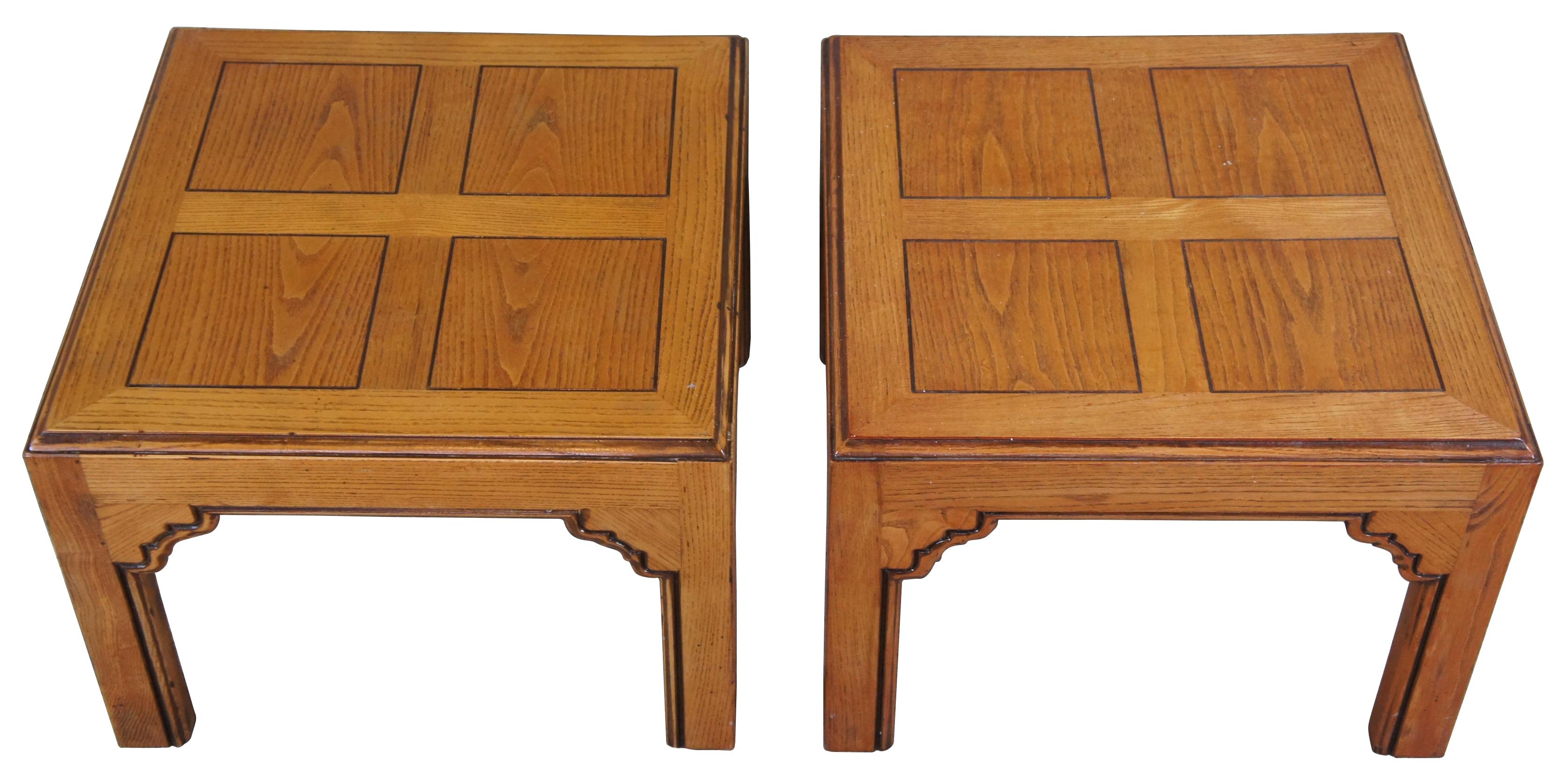 2 tables d'appoint Henredon Four Centuries, vers les années 1970. Fabriquée en chêne massif, elle présente une forme carrée et un plateau à panneaux sur des pieds droits.