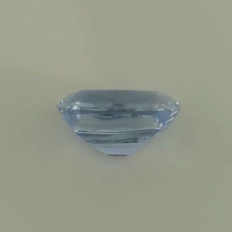 Ce saphir de forme coussin de 2,74 carats de couleur naturelle violet bleuté certifié GIA a été sélectionné par nos experts pour son éclat et sa couleur unique.
