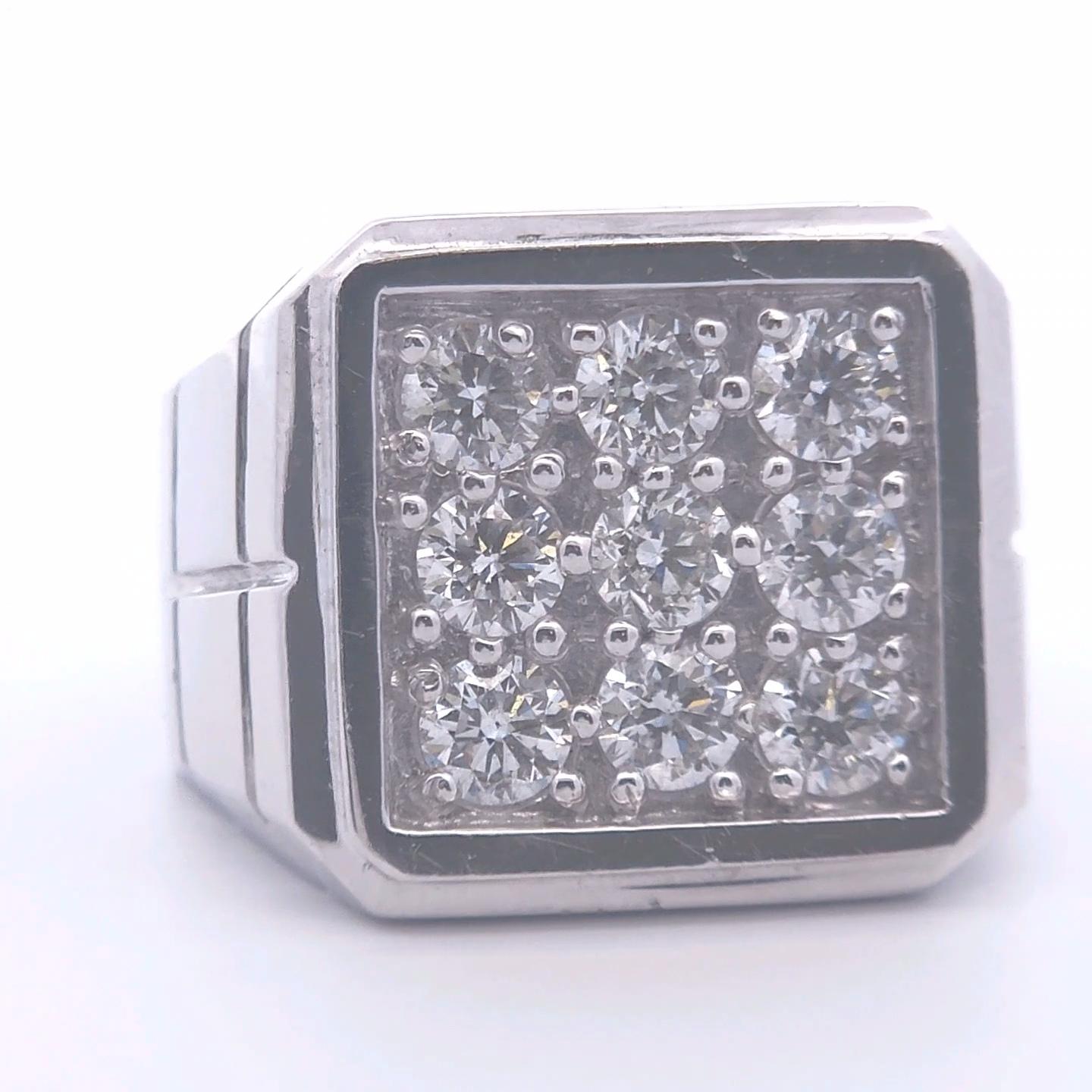 Elevate your style with this stunning 2 3/4 carat diamond men's ring, crafted from luxurious 18K gold. This exquisite piece features a captivating arrangement of brilliant diamonds, expertly set to maximize their sparkle and brilliance. The ring's