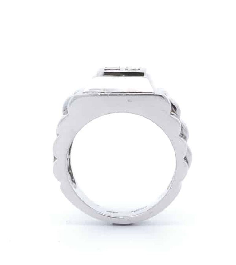 Realizzato con stile e raffinatezza, questo anello da uomo con diamante di design da 2/3 carati in platino è un mix perfetto di lusso e raffinatezza. Con un totale di 0,63 carati di diamanti taglio principessa, questo anello offre un look audace ma