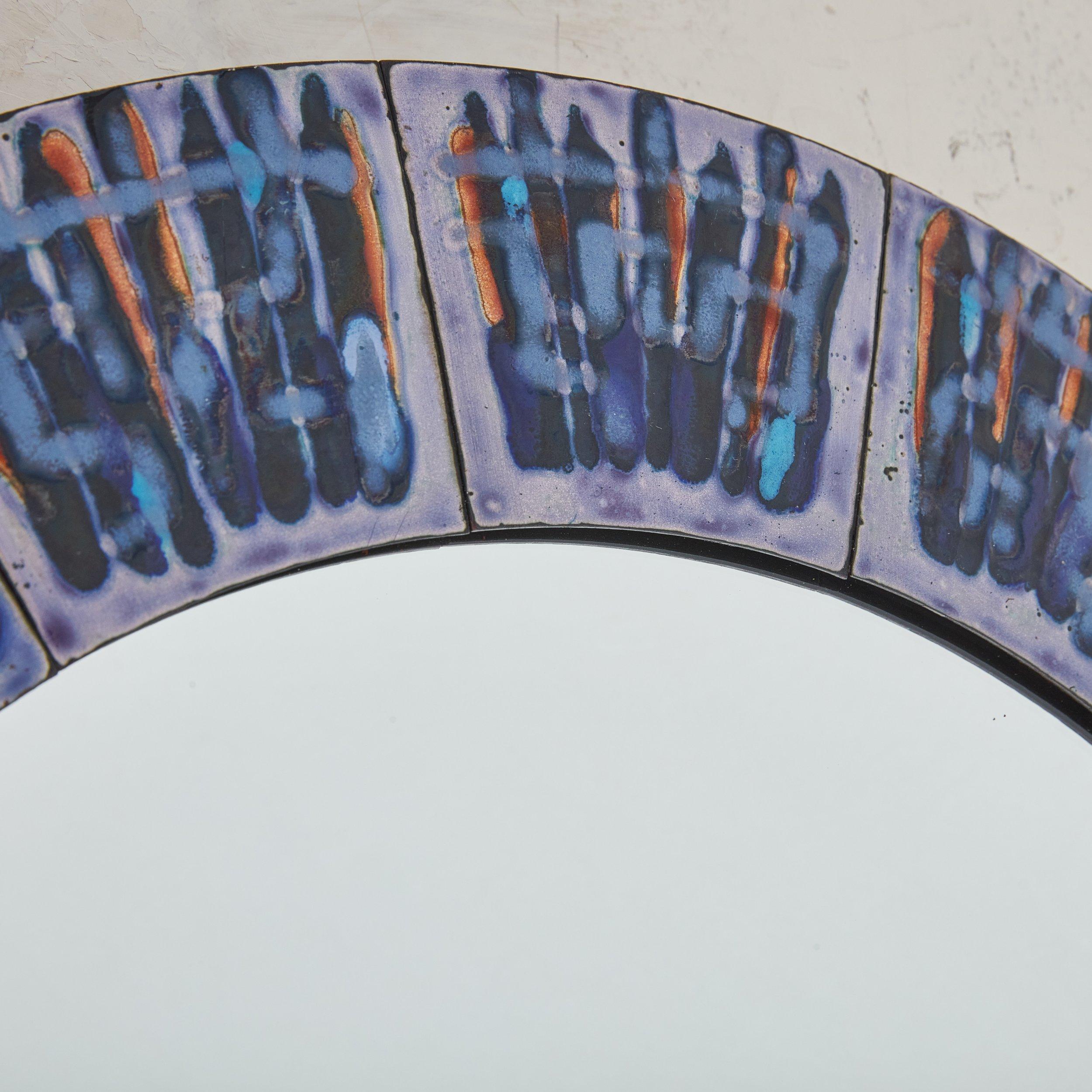 Miroir mural rond The Modern Scandinavian par Bodil Hagedorn Eje. Fille du peintre Thorvald Hagedorn-Olse, Bodil Eje est une artiste danoise du XXe siècle qui a surtout travaillé avec l'émail. Le cadre du miroir est composé de plaques de cuivre