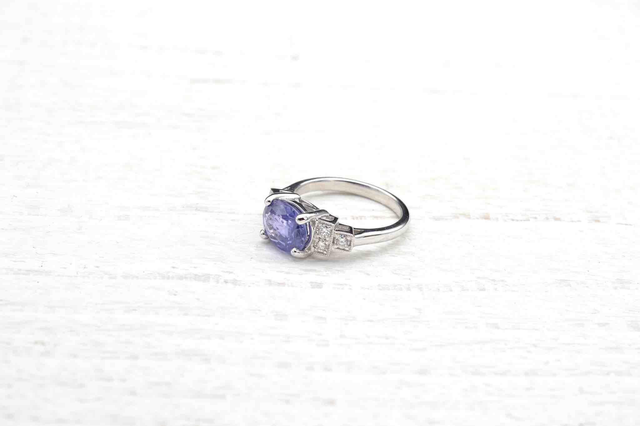 2, 89 carats ceylon sapphire ring with diamonds In Good Condition For Sale In PARIS, FR