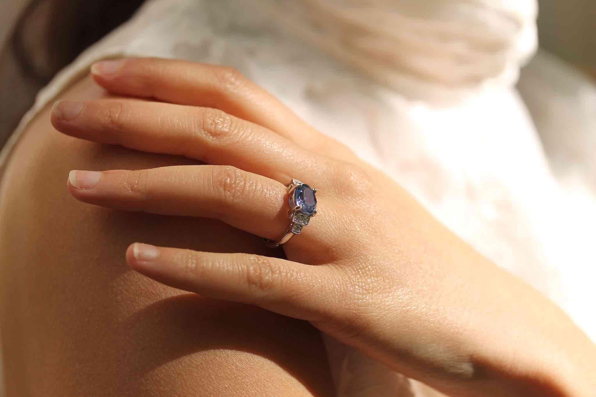 Women's or Men's 2, 89 carats ceylon sapphire ring with diamonds For Sale