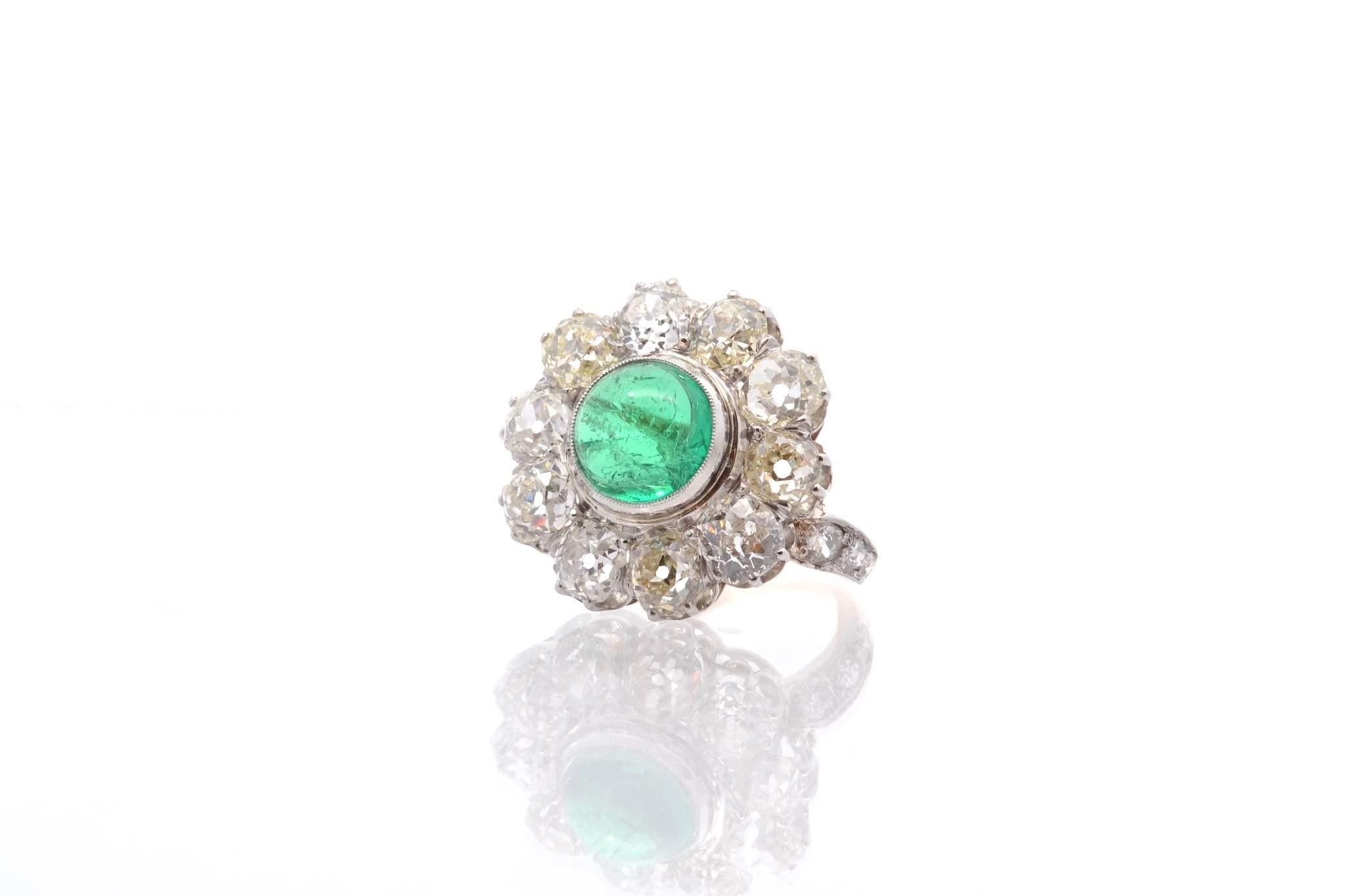 2, 94 Carats cabochon emerald ring with diamonds In Good Condition For Sale In PARIS, FR