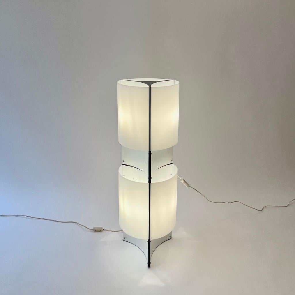 2 Acrylic & White Steel Table Lamps by Lella & Massimo Vignelli, Italy ca. 1970s For Sale 5
