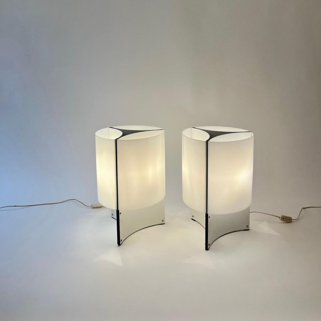 Very decorative white acrylic and white painted curved steel table lamp by Lella and Massimo Vignelli, Italy ca. 1970s
Very good condition. H 50 x D 33 cm
Price per lamp. 2 lamps available.
3 bulbs per lamp. Standard E27, Compatible led bulbs.