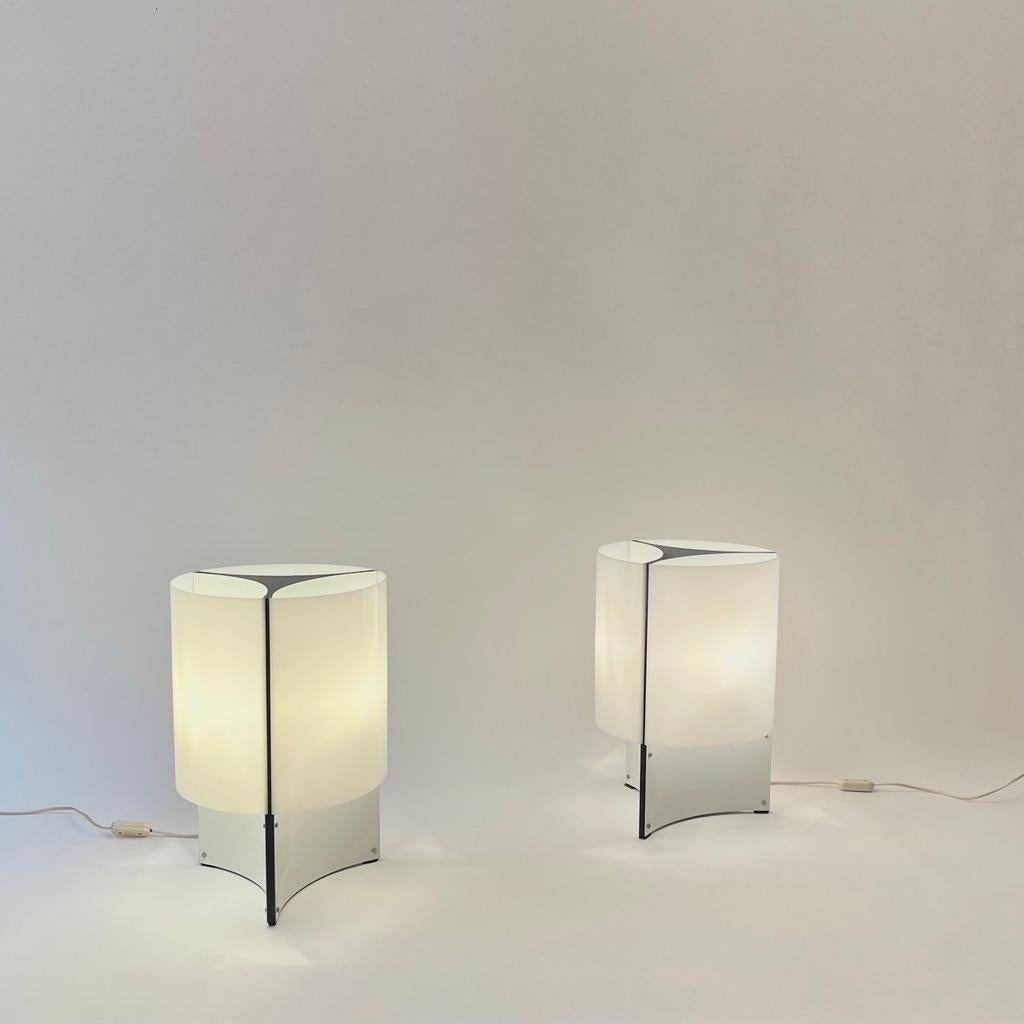 Italian 2 Acrylic & White Steel Table Lamps by Lella & Massimo Vignelli, Italy ca. 1970s For Sale