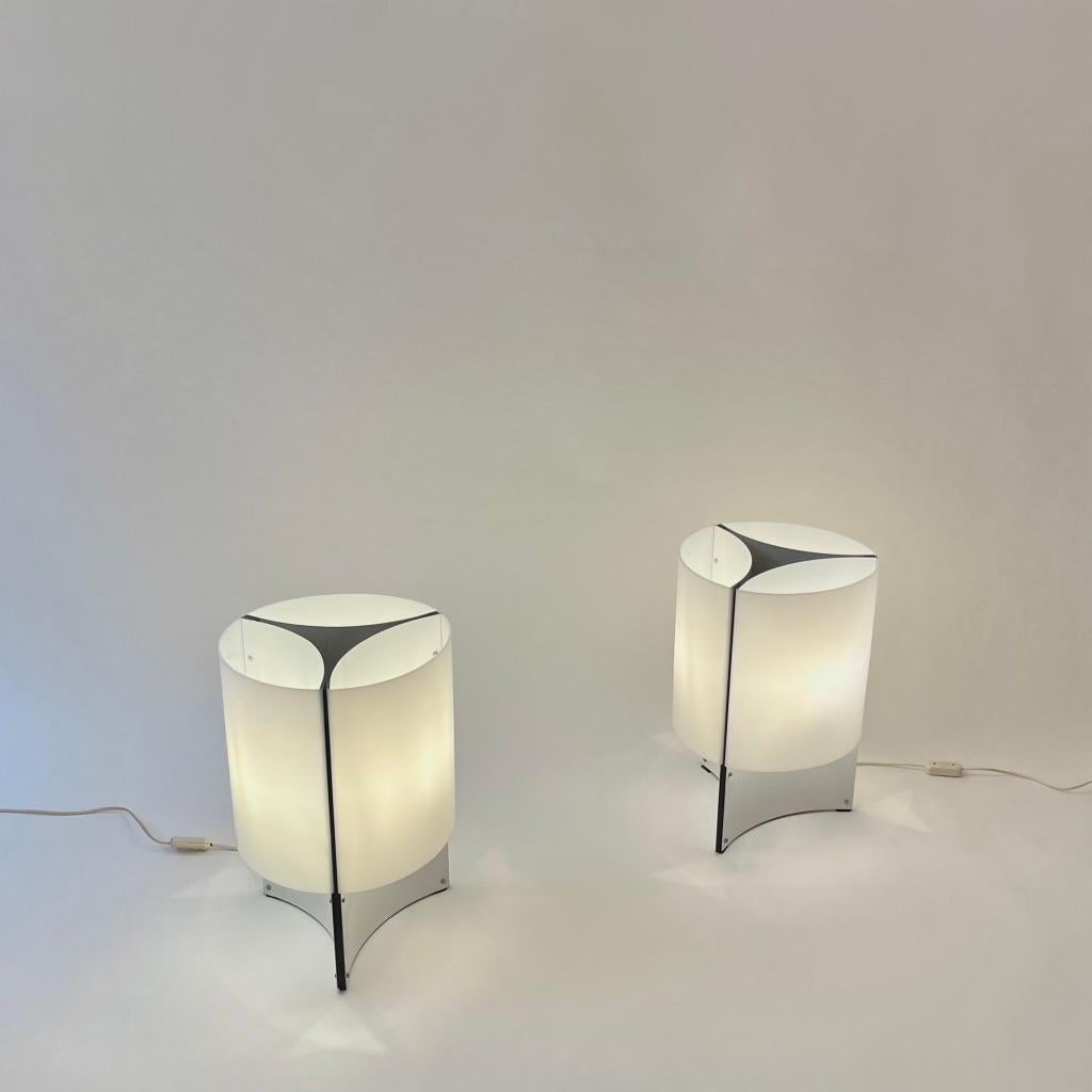 2 Acrylic & White Steel Table Lamps by Lella & Massimo Vignelli, Italy ca. 1970s In Good Condition For Sale In Geneva, CH