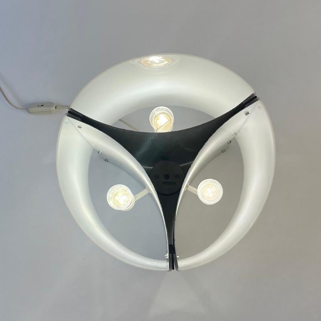 2 Acrylic & White Steel Table Lamps by Lella & Massimo Vignelli, Italy ca. 1970s For Sale 2