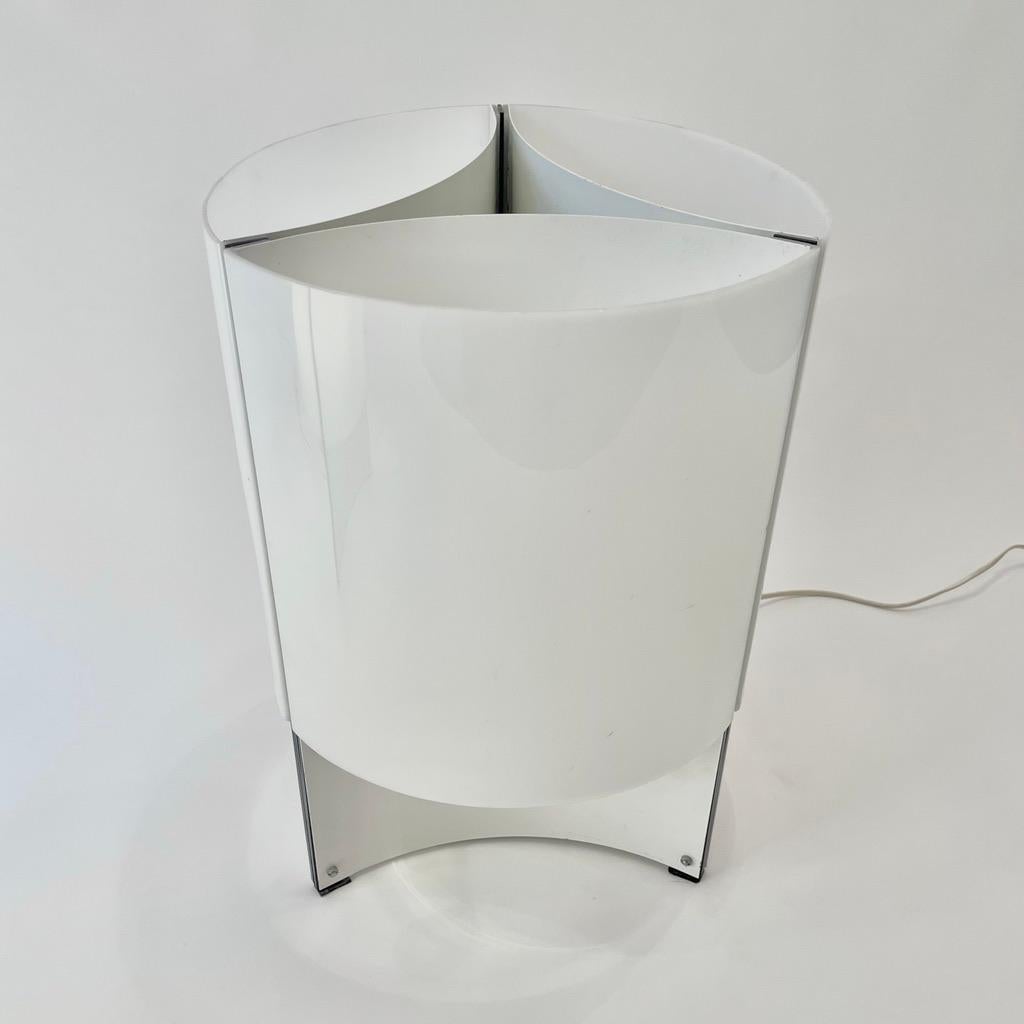 2 Acrylic & White Steel Table Lamps by Lella & Massimo Vignelli, Italy ca. 1970s For Sale 3