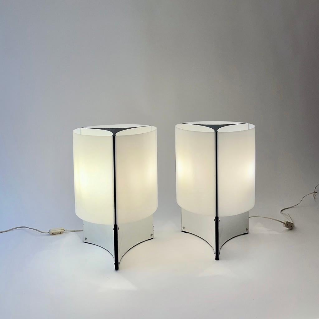 2 Acrylic & White Steel Table Lamps by Lella & Massimo Vignelli, Italy ca. 1970s For Sale 4