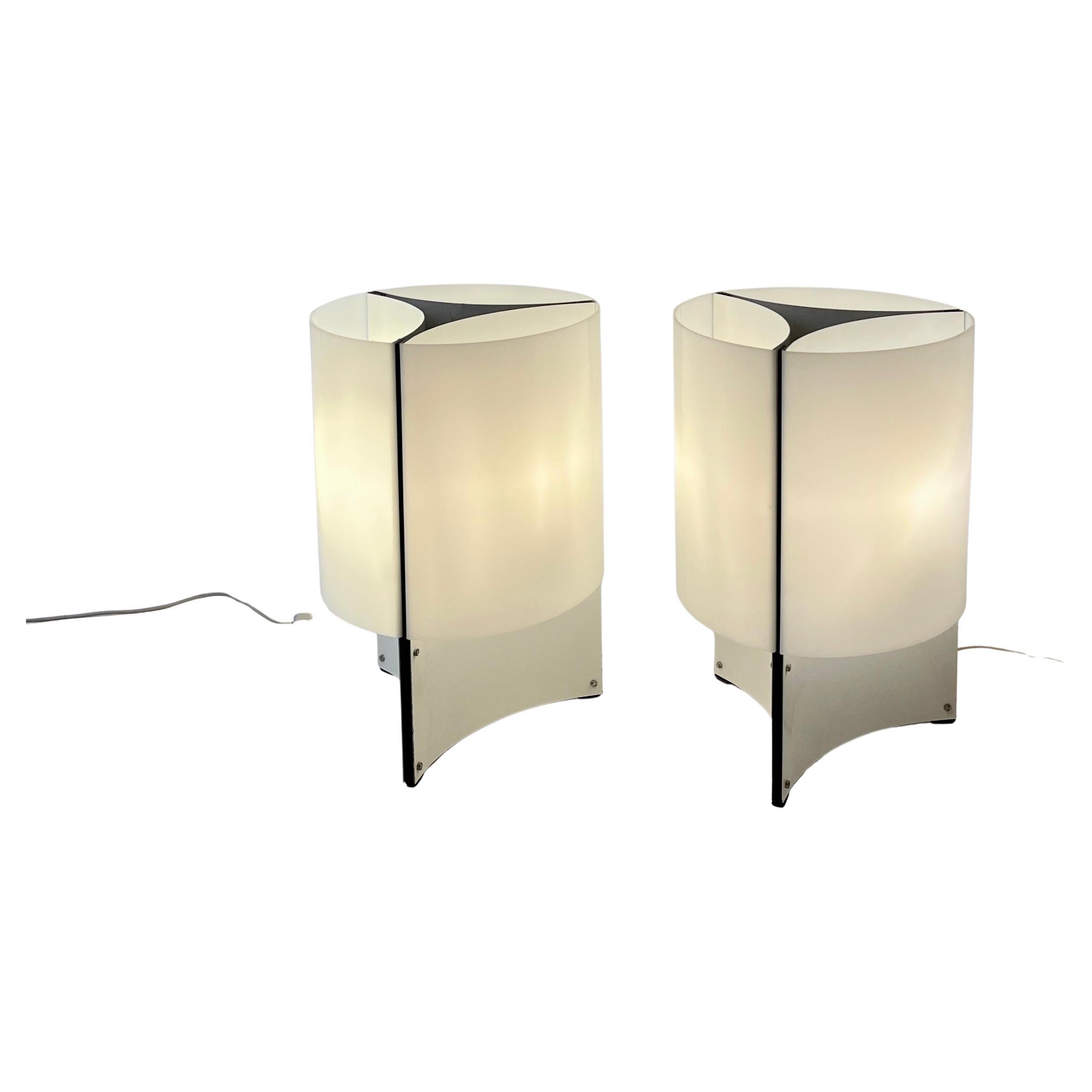 2 Acrylic & White Steel Table Lamps by Lella & Massimo Vignelli, Italy ca. 1970s For Sale