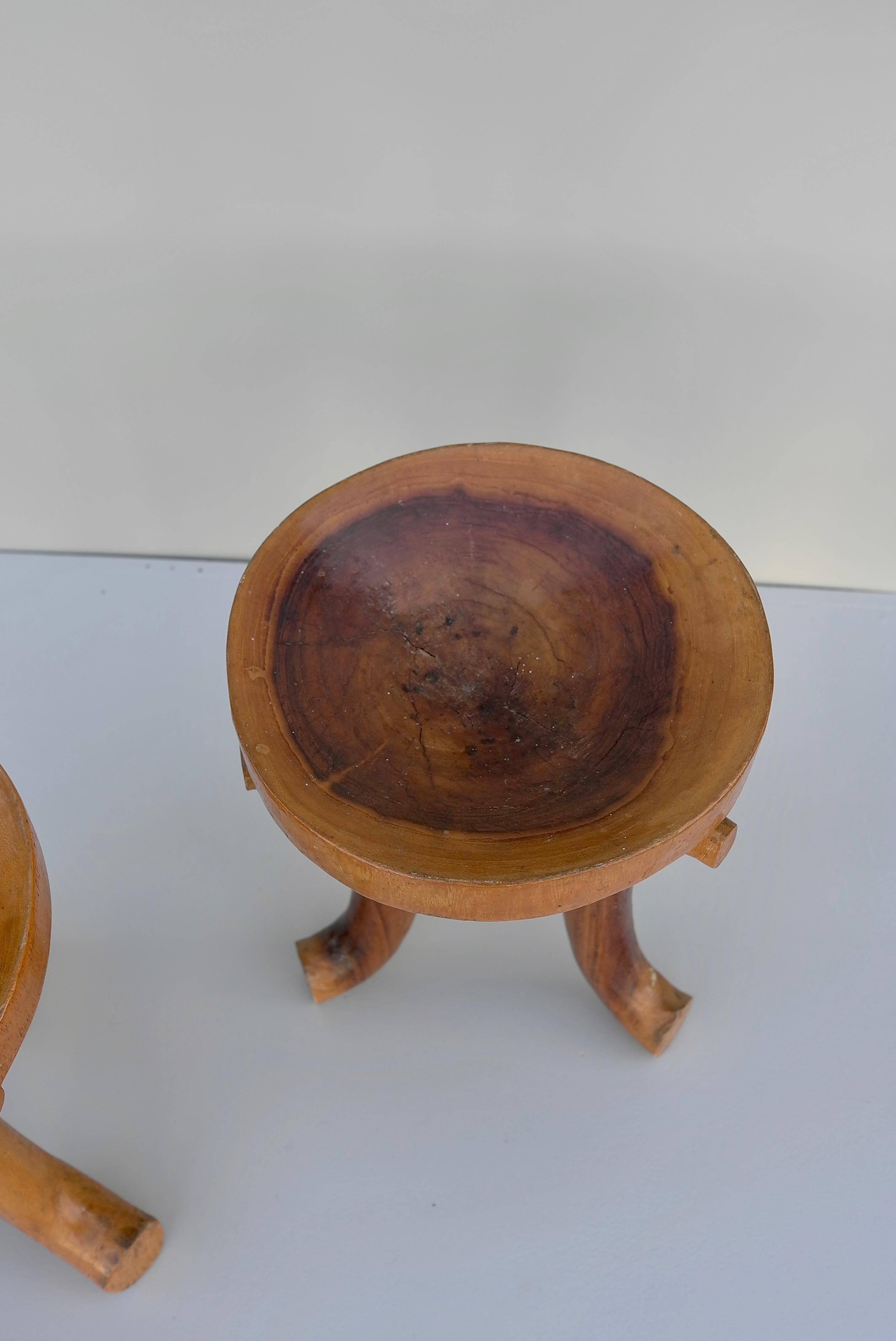 2 afrikanische Gurage-Hocker aus massivem Holz mit drei Beinen, Äthiopien (Äthiopisch) im Angebot