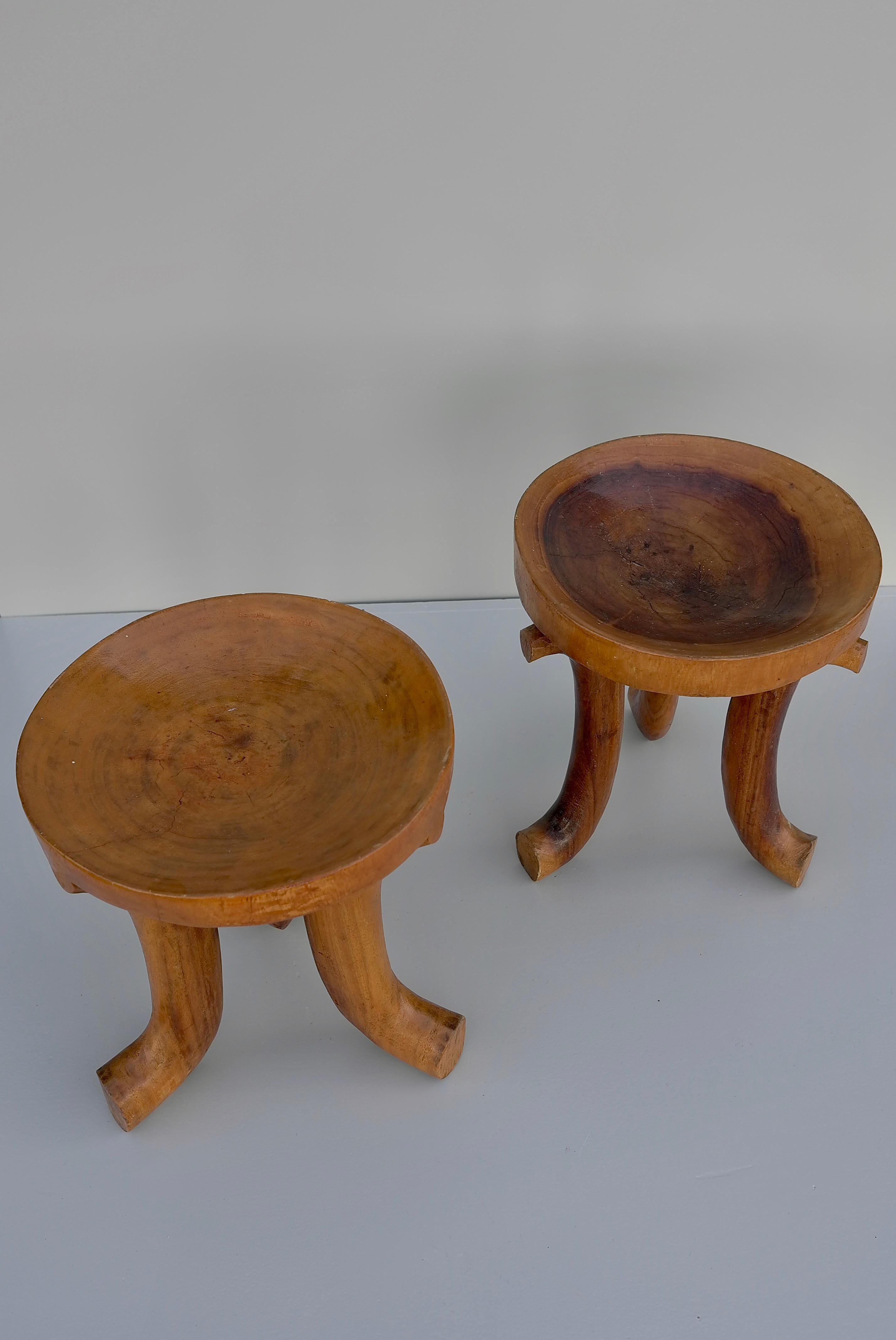 2 afrikanische Gurage-Hocker aus massivem Holz mit drei Beinen, Äthiopien (20. Jahrhundert) im Angebot