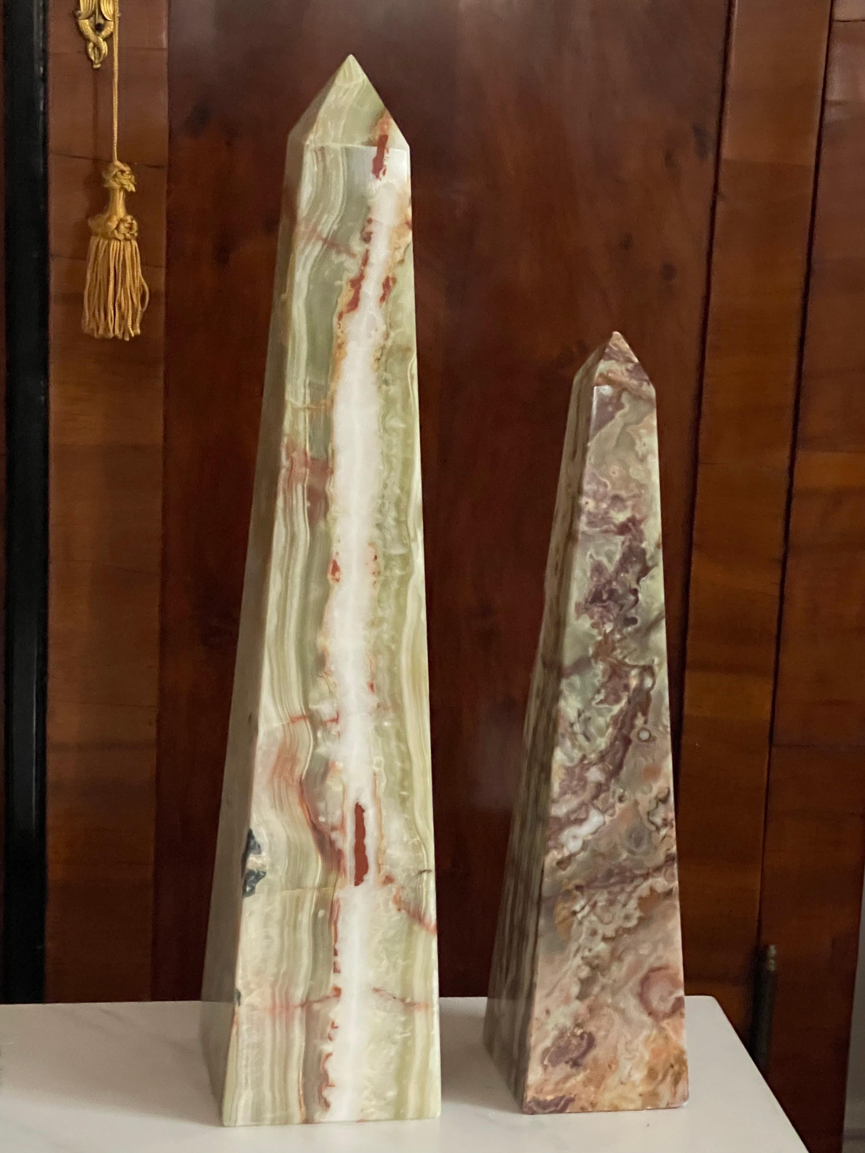 Organico moderno Obelischi in pietra d'agata e onice da 18 pollici Decorazione da scrivania di Stella in vendita