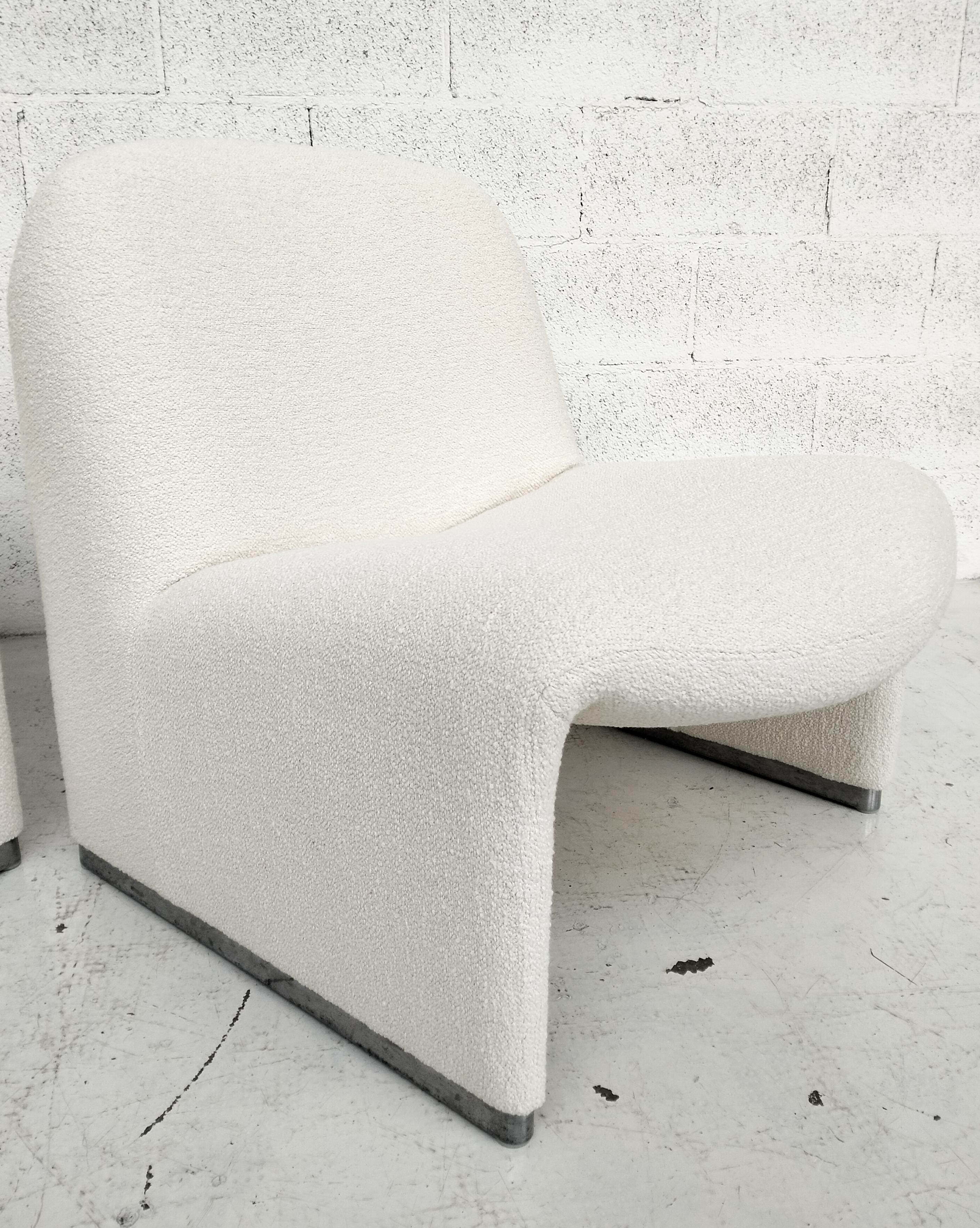 Mid-Century Modern 2 Alky chairs renewed white bouclè Giancarlo Piretti for Anonima Castelli  70s For Sale