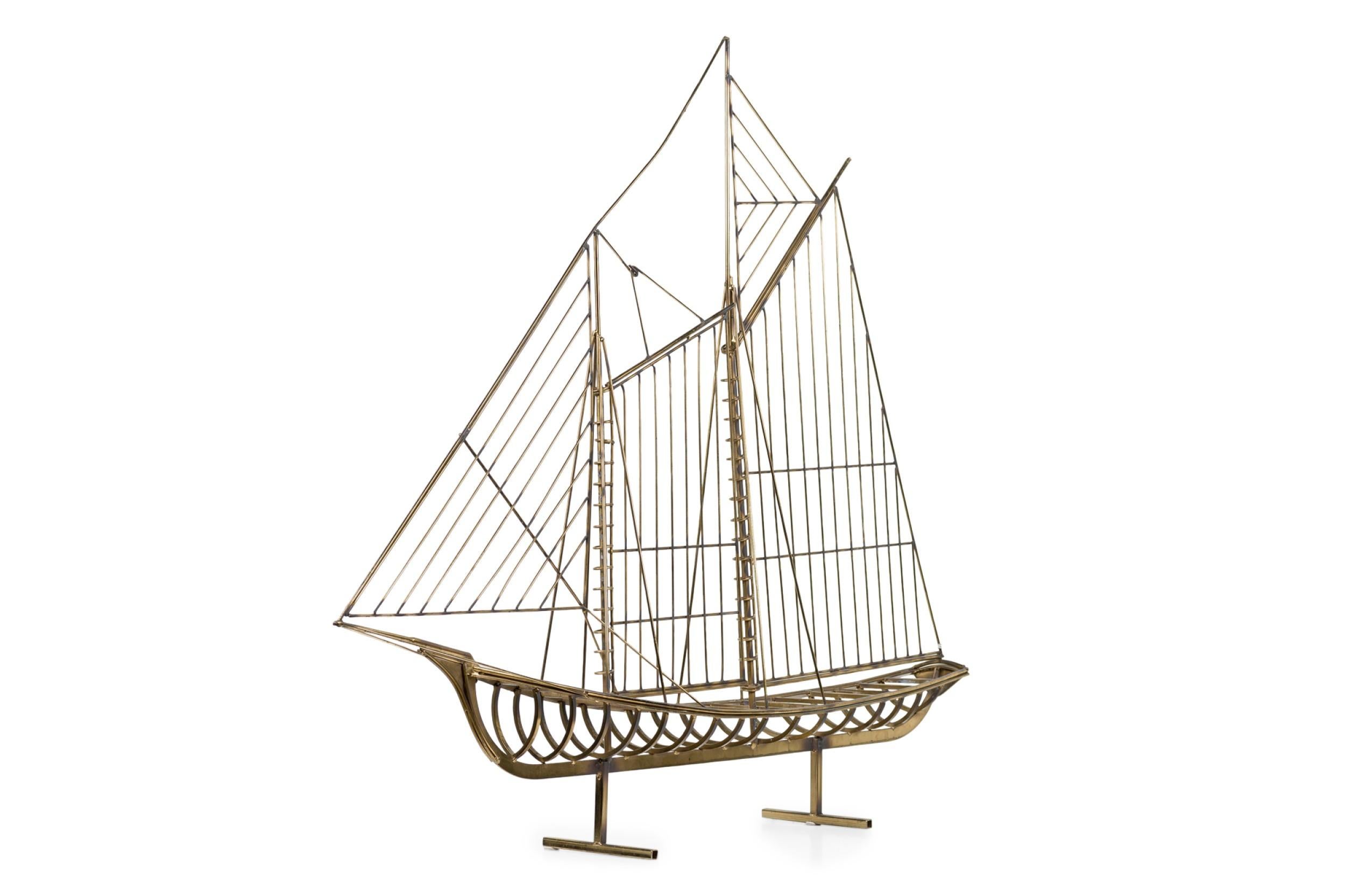 2 amerikanische Mid-Century-Skulpturen eines Messingmodells eines großen Segelboots, das auf 2 T-Pfosten steht (von CURTIS JERE) (PREIS FÜR JEDEN)
