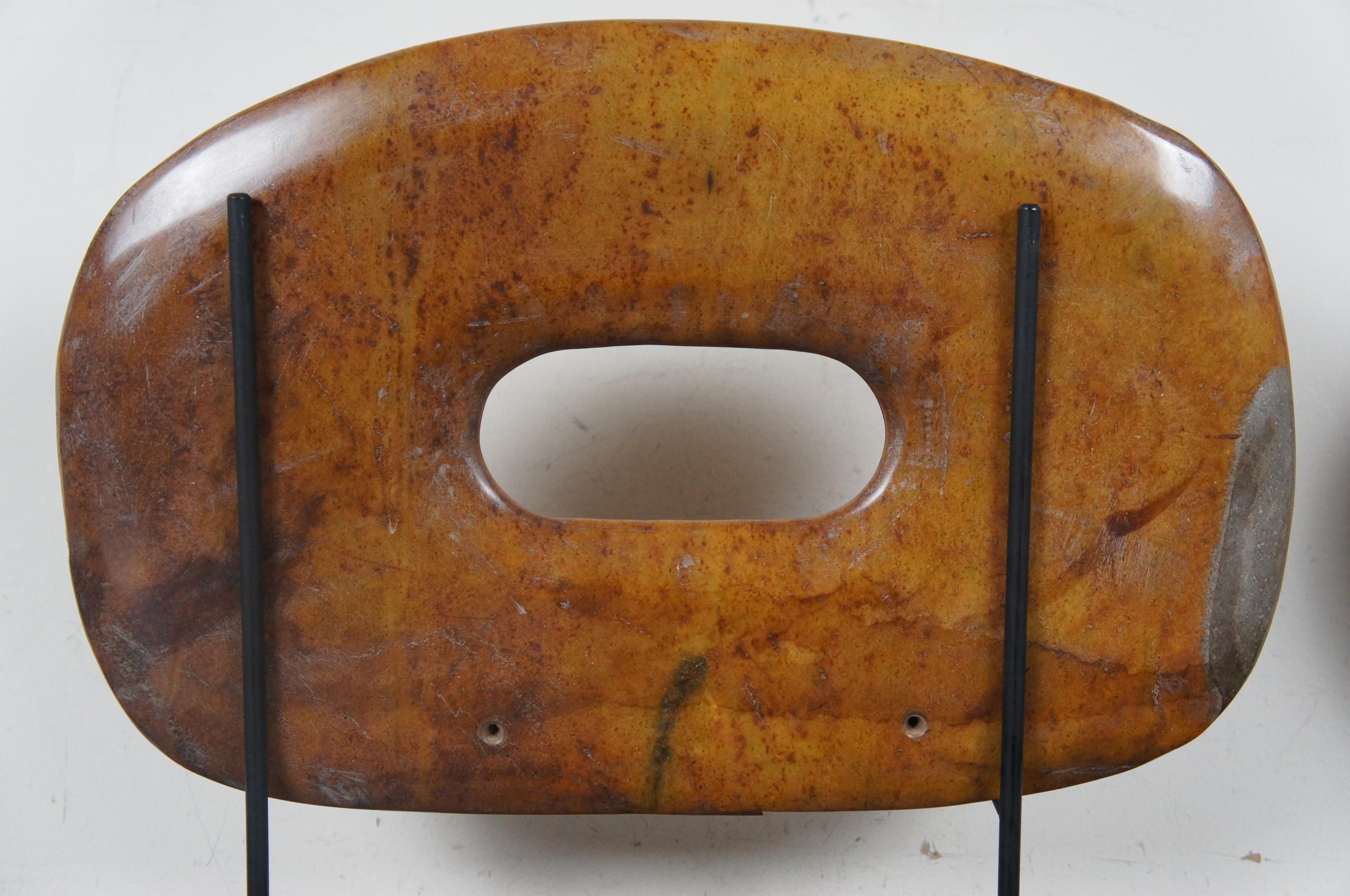 Pierre 2 anciens anneaux de bague en pierre marron sculptés - Sculptures en fer - Supports modernistes en vente