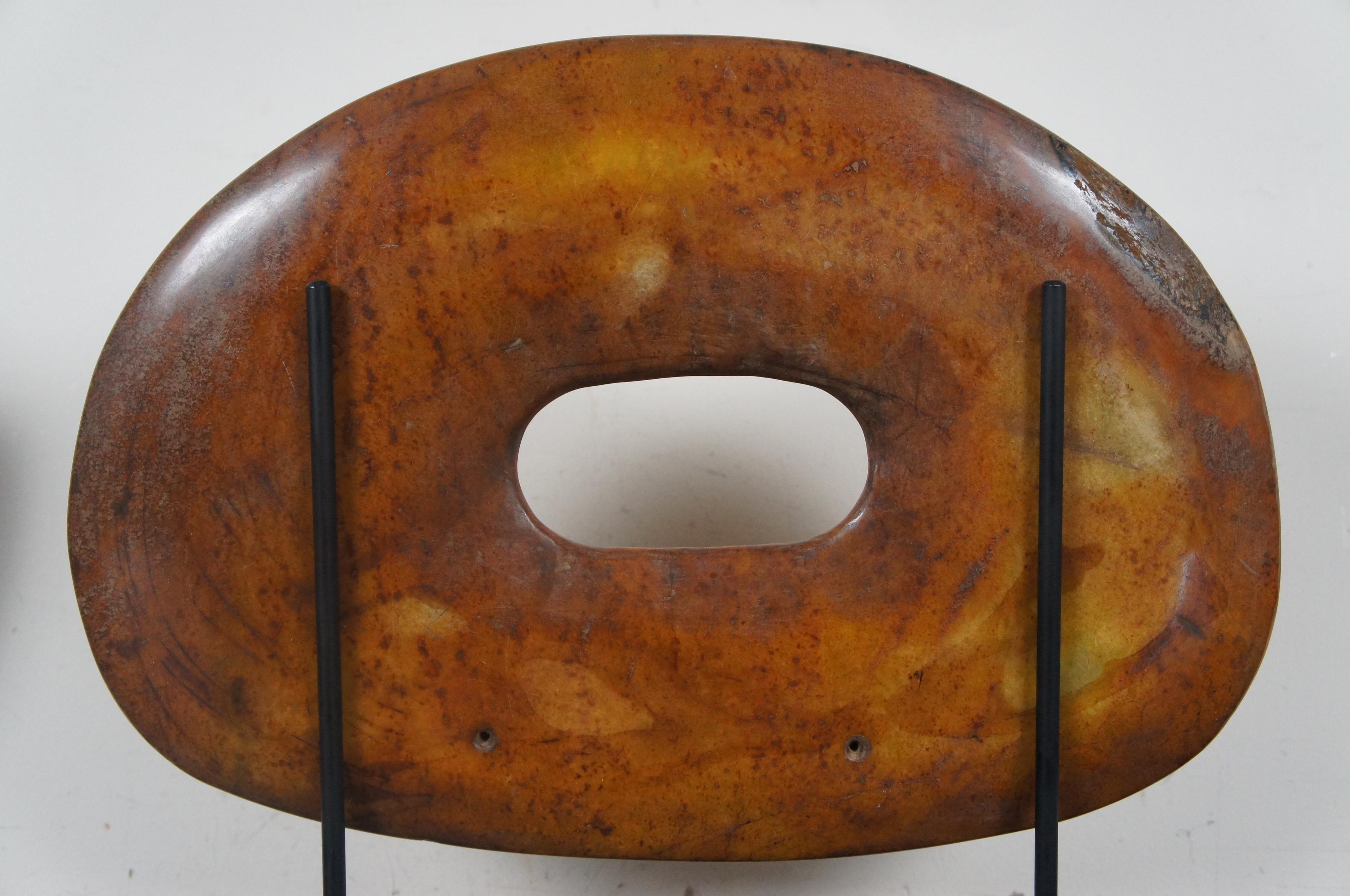2 anciens anneaux de bague en pierre marron sculptés - Sculptures en fer - Supports modernistes en vente 1