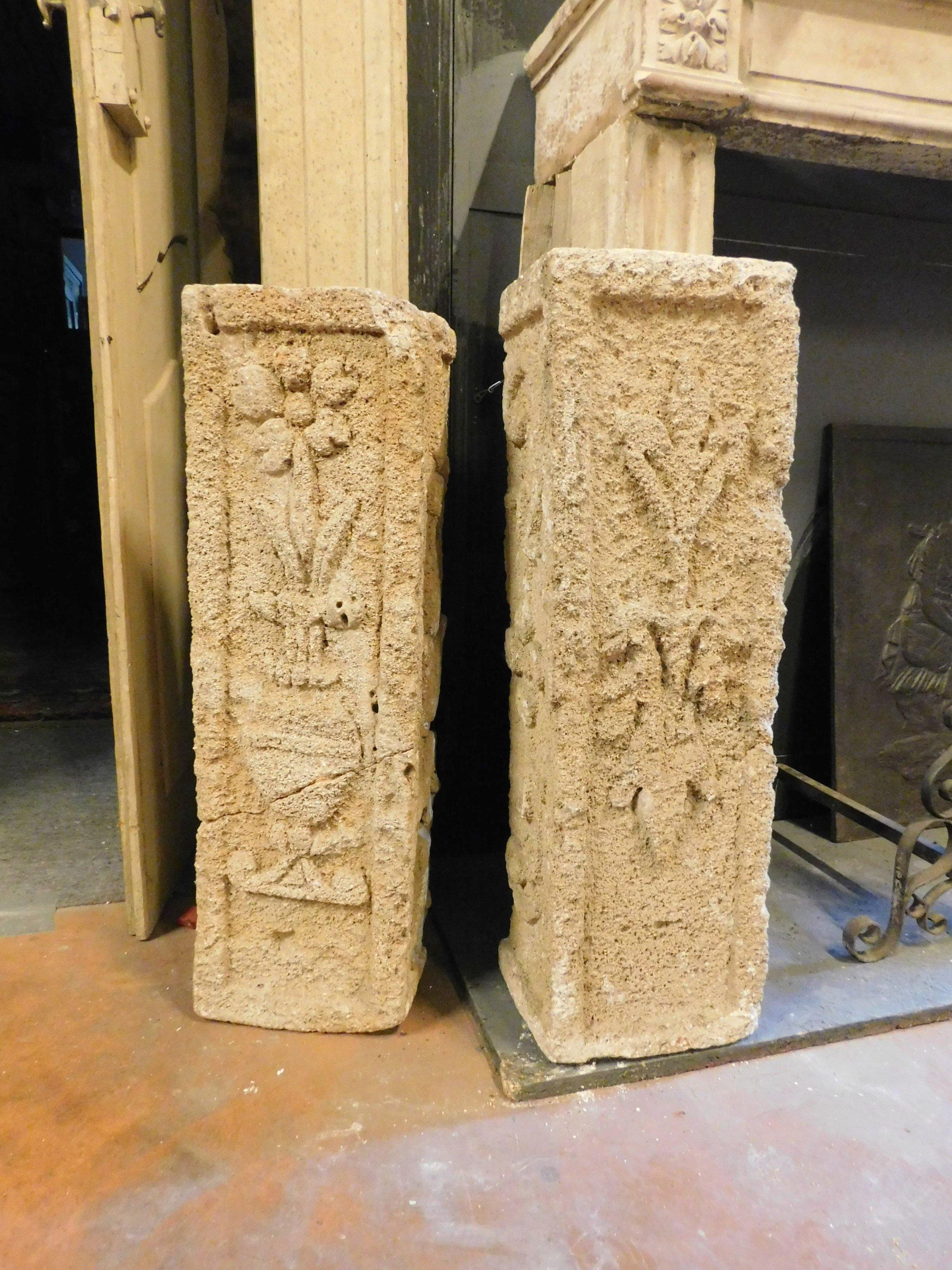 Set of 2 ancient foremen, those placed at the beginning of a balustrade or handrails for stairs, entirely hand carved in yellow stone, from the 18th century from a palace in Italy. They measure each cm H 75 x cm W 23 x D 19 cm. Usable in many ways,
