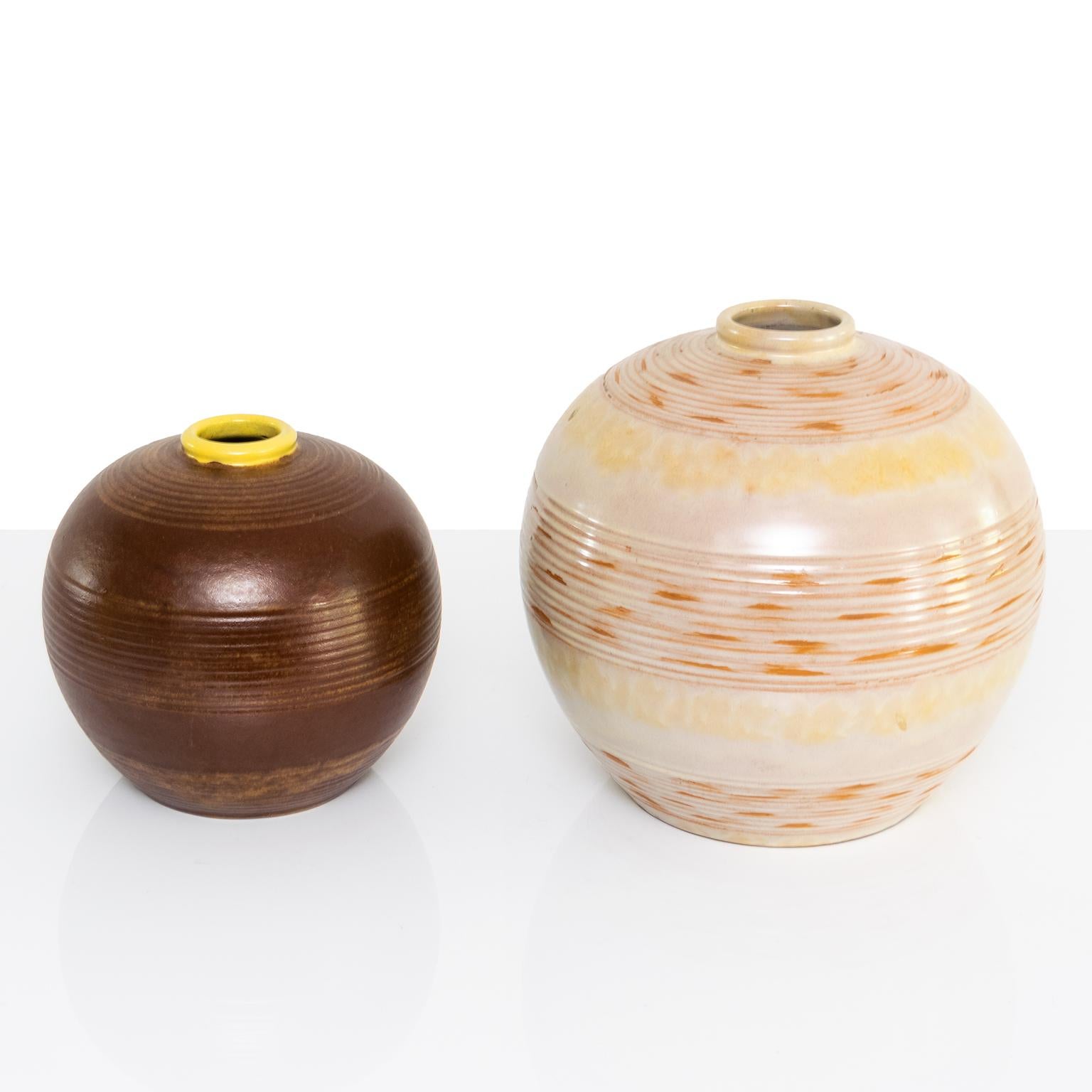 Zwei schwedische Vasen aus Keramik im Stil des Art déco und der skandinavischen Moderne mit horizontalen Linien und einer dünnen Glasur, die die Farbe des Tons erkennen lässt. Entworfen von Anna-Lisa Thomson für Upsala Ekeby. Signiert auf der