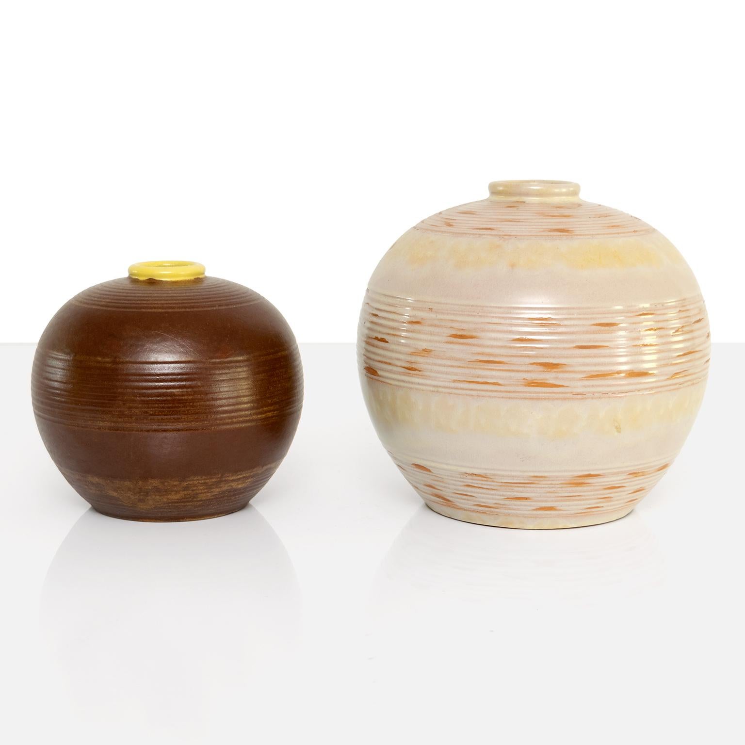 2 Anna-Lisa Thomson, gerippte Vasen aus Keramik, Upsala Ekeby, 1930 (Skandinavische Moderne) im Angebot
