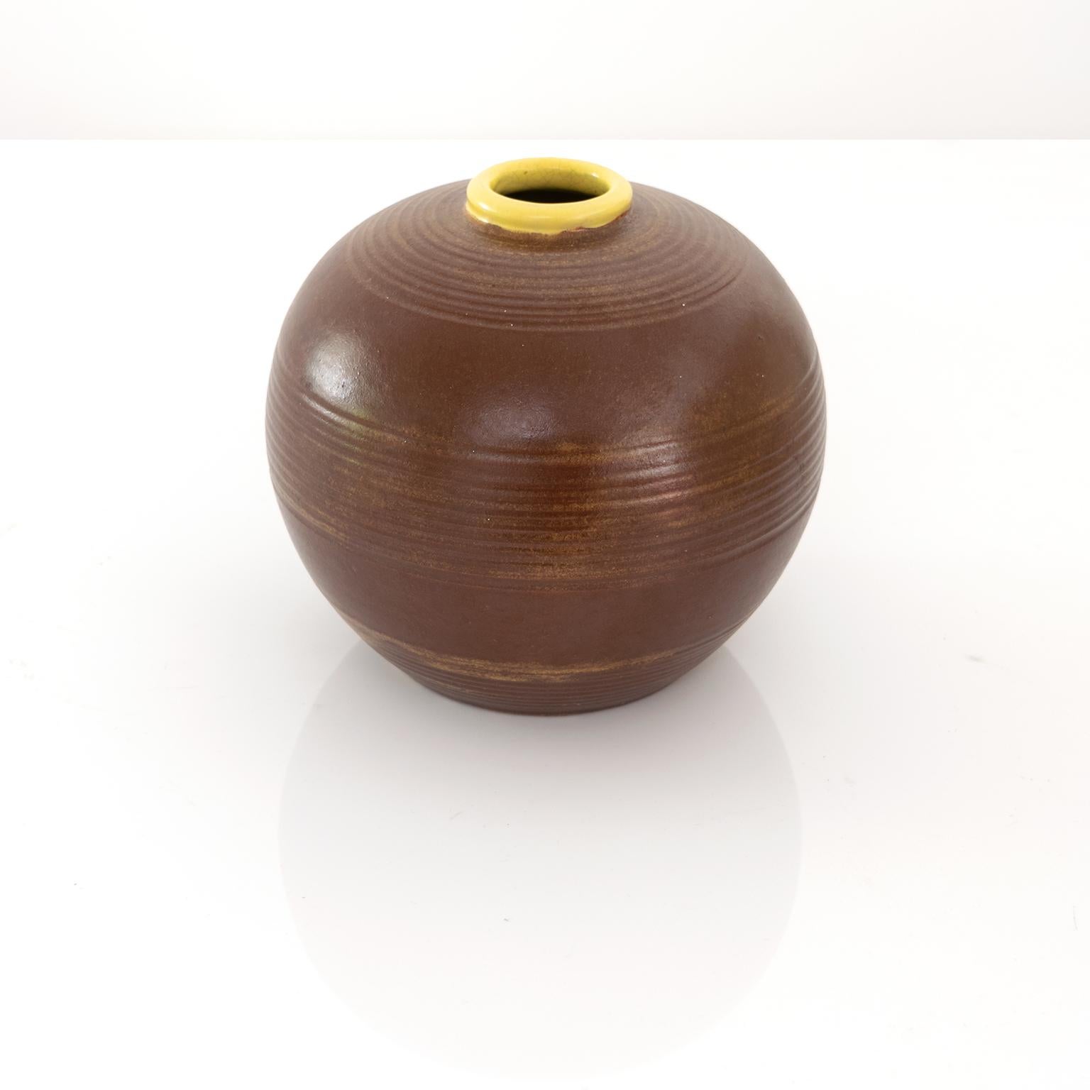 2 Anna-Lisa Thomson, gerippte Vasen aus Keramik, Upsala Ekeby, 1930 (Skandinavisch) im Angebot