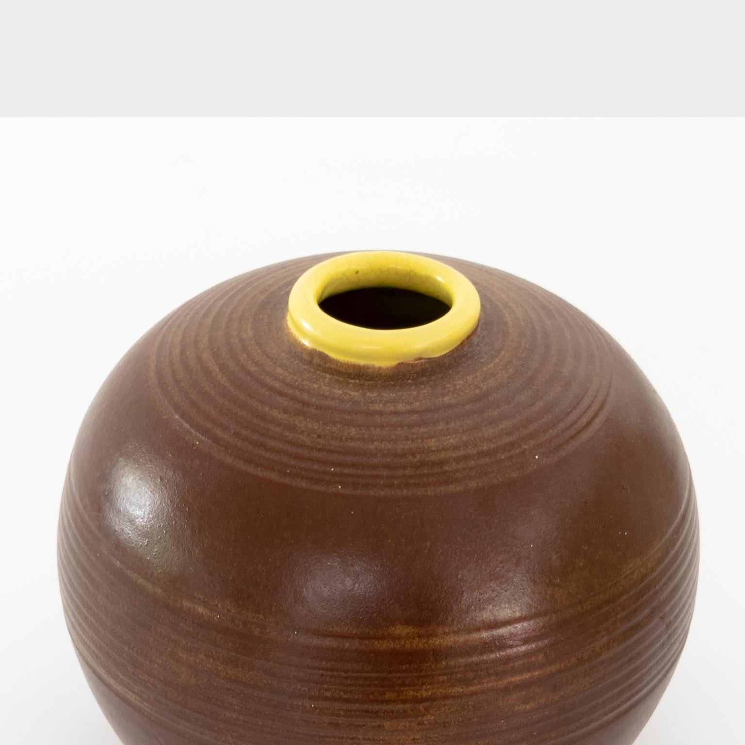 2 Anna-Lisa Thomson, gerippte Vasen aus Keramik, Upsala Ekeby, 1930 im Zustand „Gut“ im Angebot in New York, NY