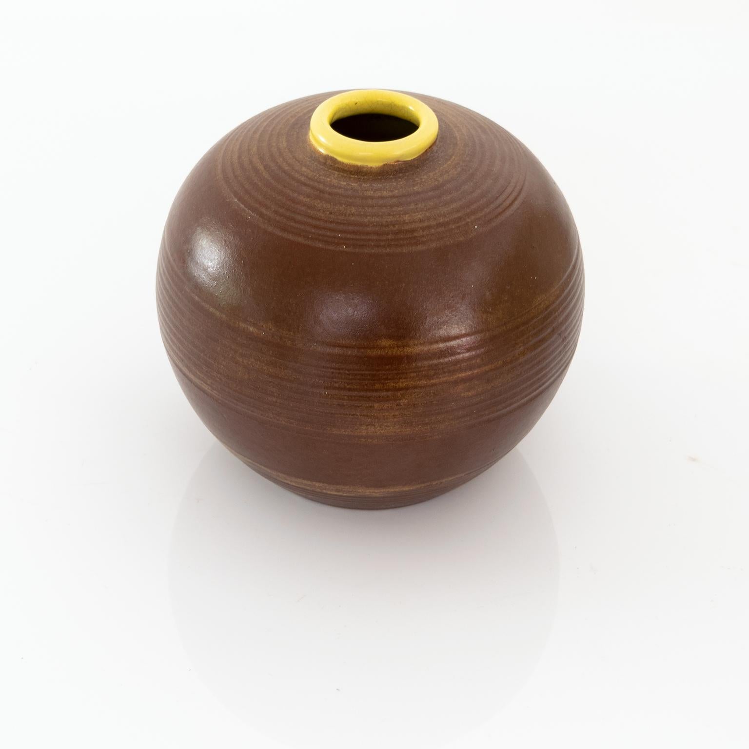 XX secolo 2 Vasi a coste in ceramica Anna-Lisa Thomson Upsala Ekeby, 1930 in vendita
