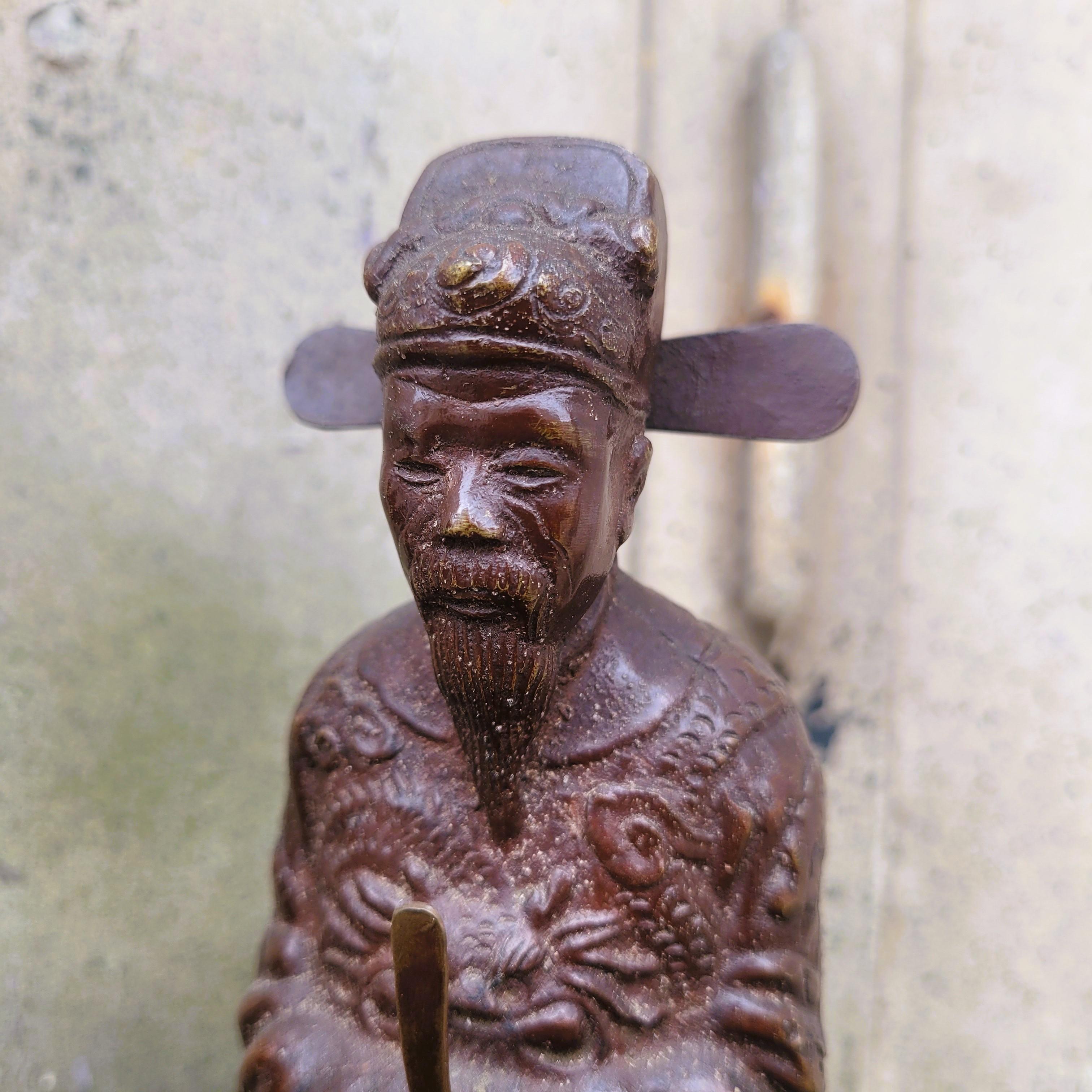 Coppia di mandarini annamiti in bronzo con patina marrone, vestiti con il costume tradizionale degli studiosi per le udienze, decorati con draghi; portano una tavoletta in mano.

Questi mandarini vietnamiti sono studiosi di alto livello, formati