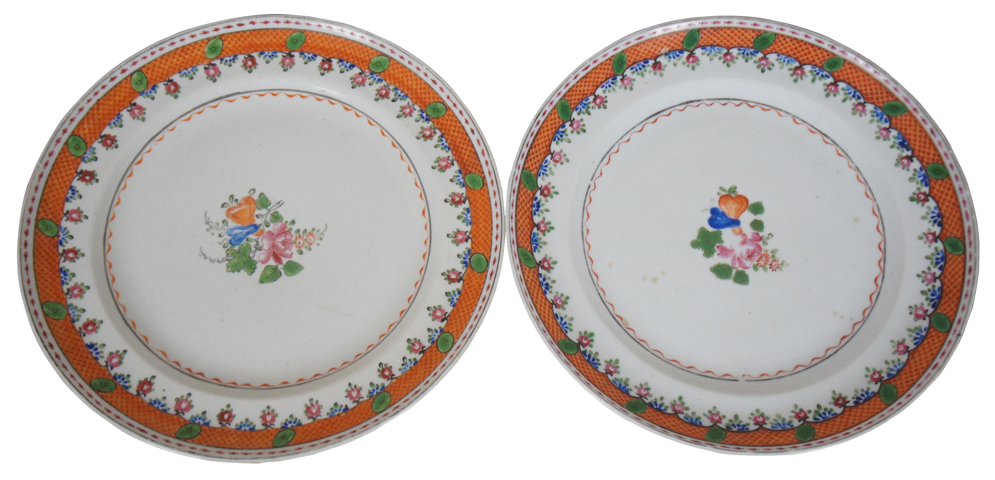 Pair of antique late 18th century to early 19th century Chinese export Qing (Qianlong Period, circa 1780) porcelain dinner plates with hand painted famille and lattice motifs. Measure: 10
