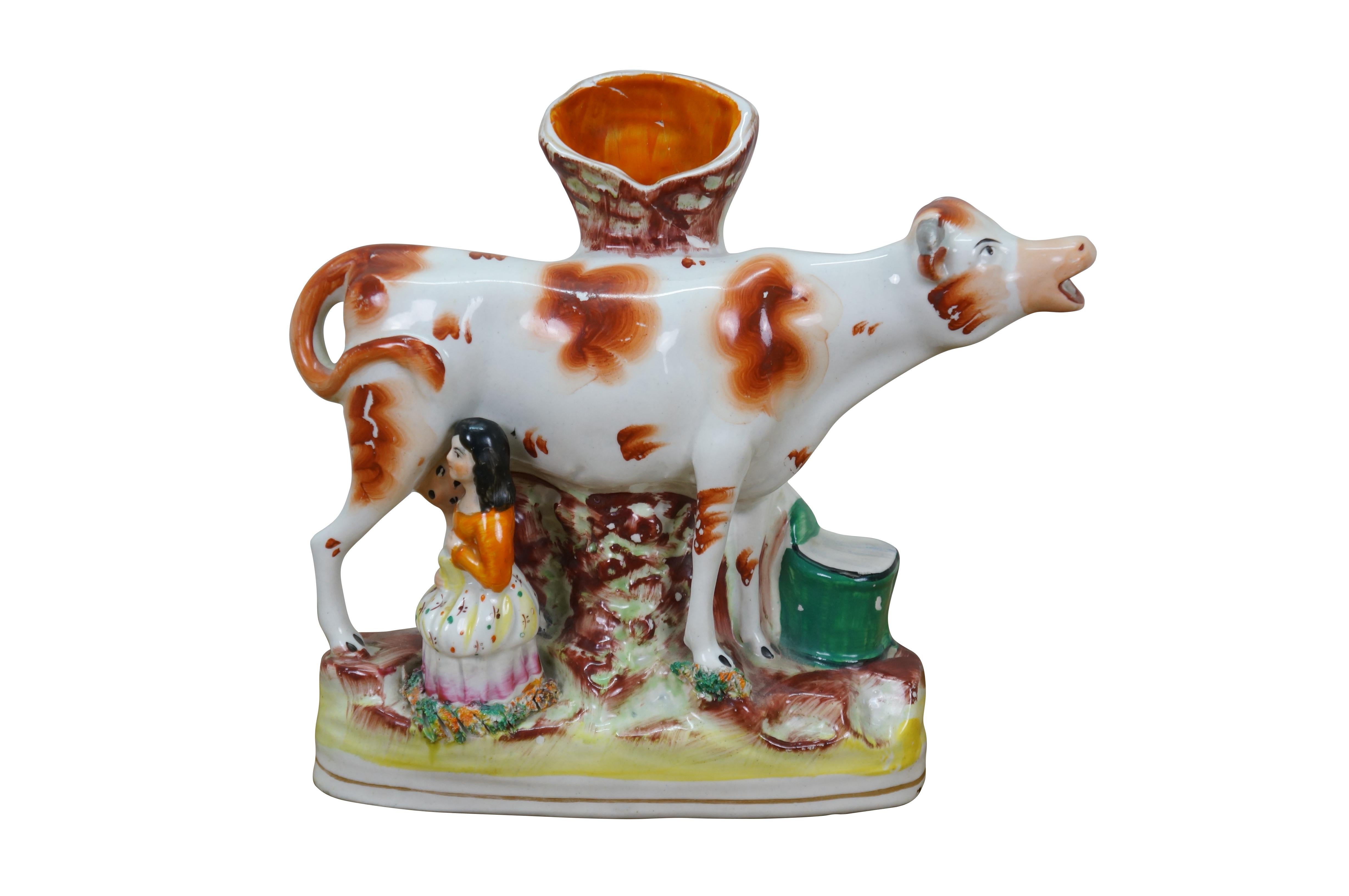 Anglais 2 Paire de vases anciens en porcelaine à fond plat du Staffordshire du 19e C. Vache laitière renversée en vente