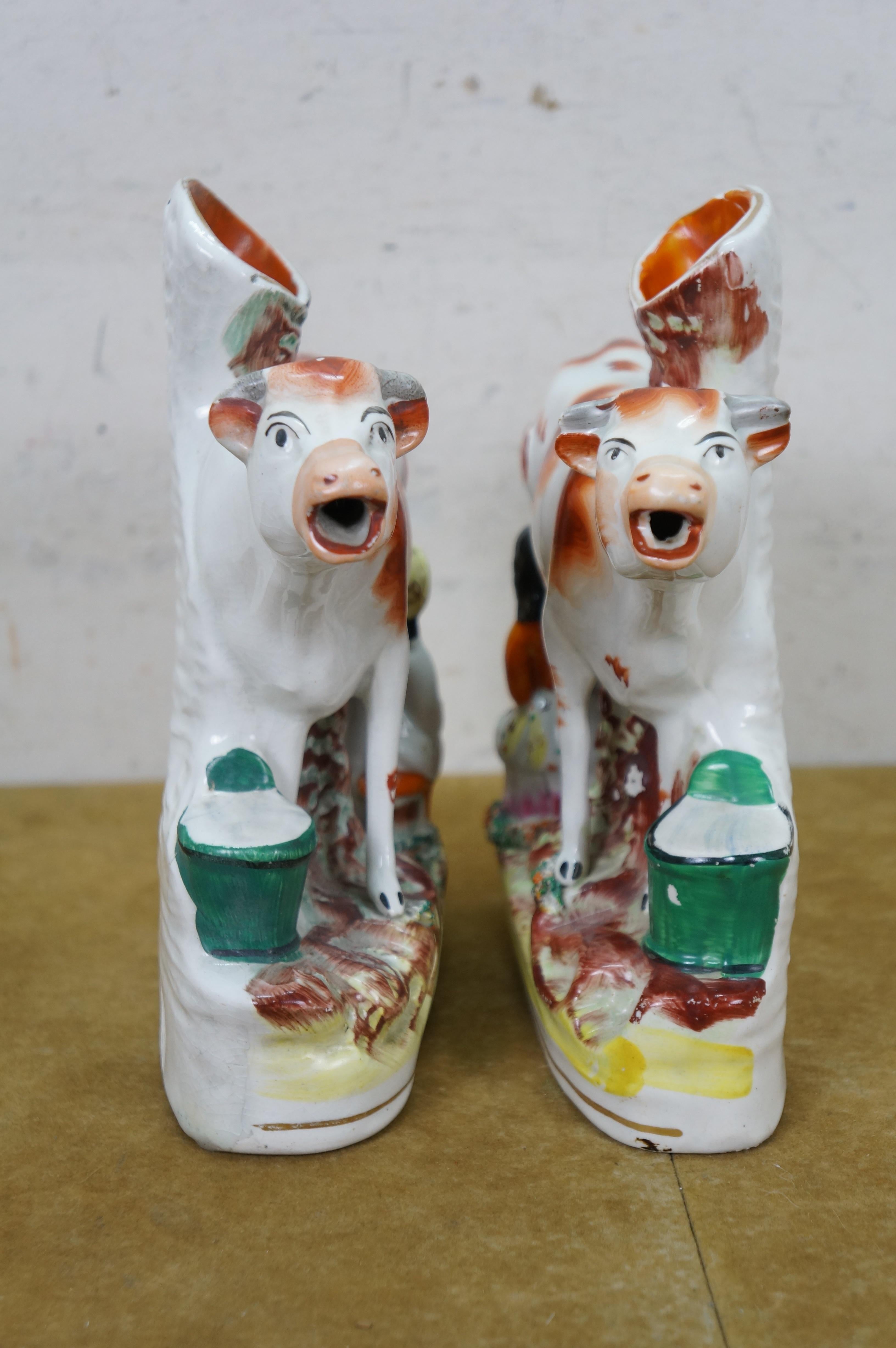2 Paire de vases anciens en porcelaine à fond plat du Staffordshire du 19e C. Vache laitière renversée État moyen - En vente à Dayton, OH