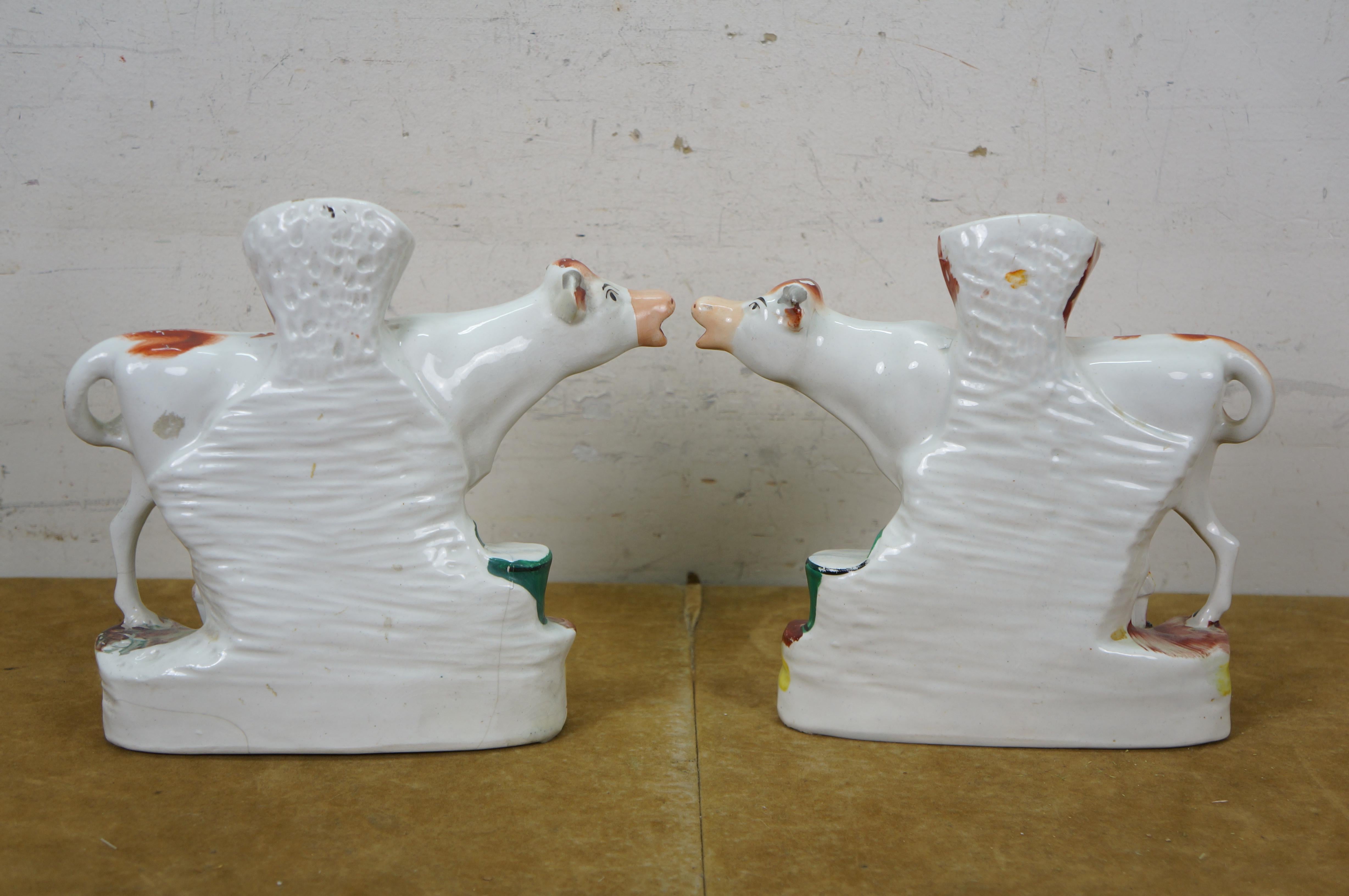 XIXe siècle 2 Paire de vases anciens en porcelaine à fond plat du Staffordshire du 19e C. Vache laitière renversée en vente