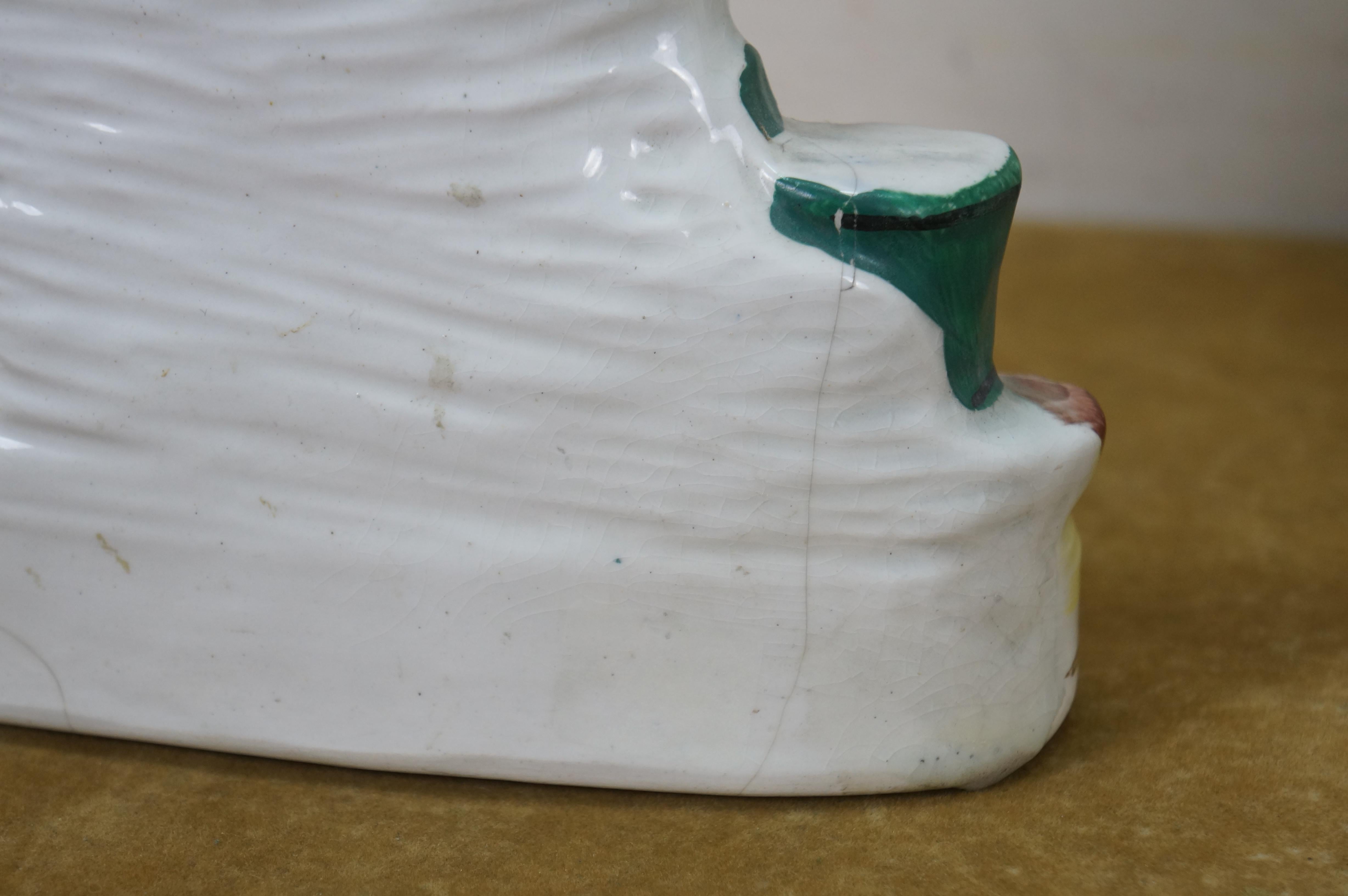 Porcelaine 2 Paire de vases anciens en porcelaine à fond plat du Staffordshire du 19e C. Vache laitière renversée en vente