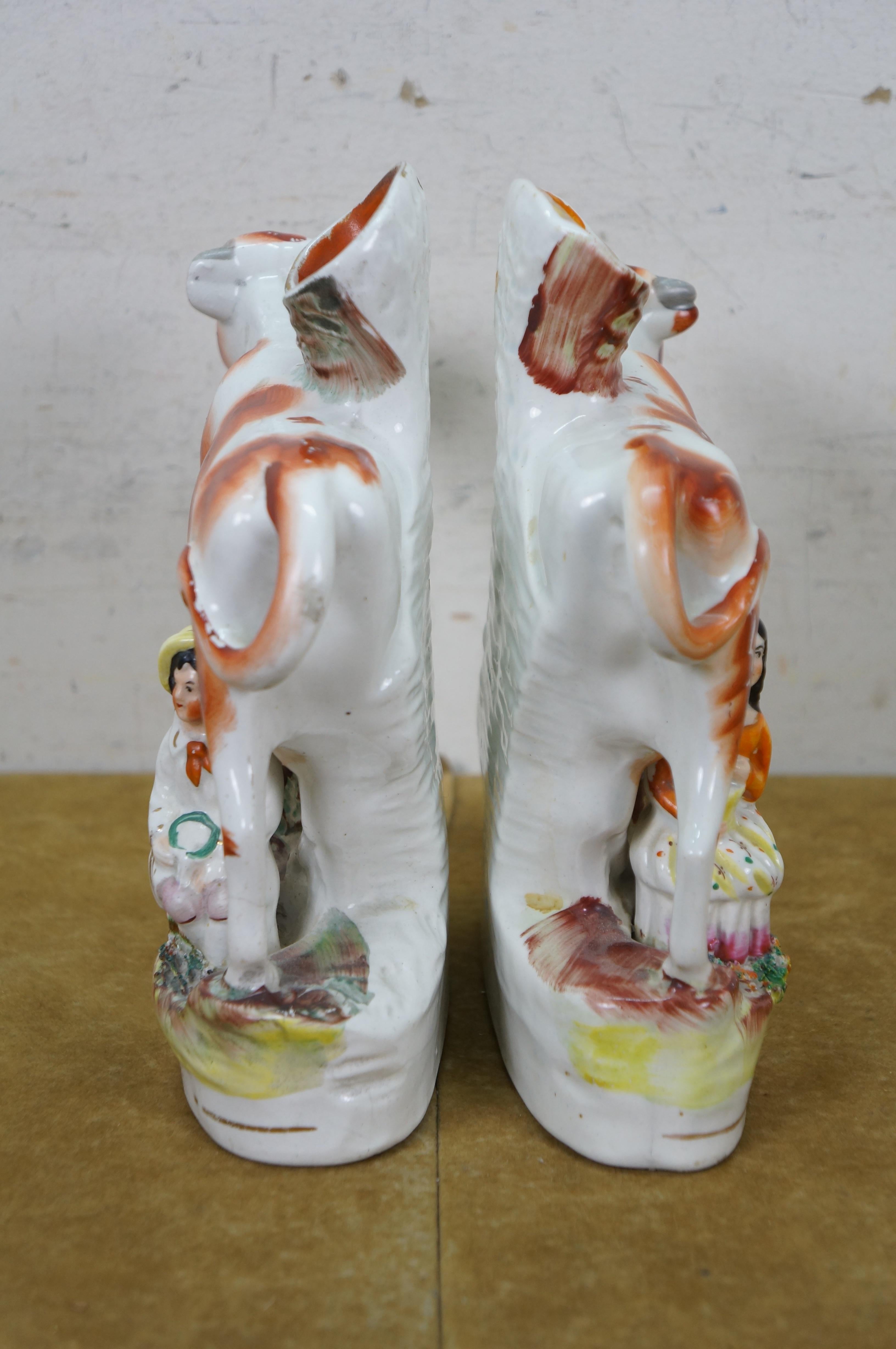 2 Paire de vases anciens en porcelaine à fond plat du Staffordshire du 19e C. Vache laitière renversée en vente 1