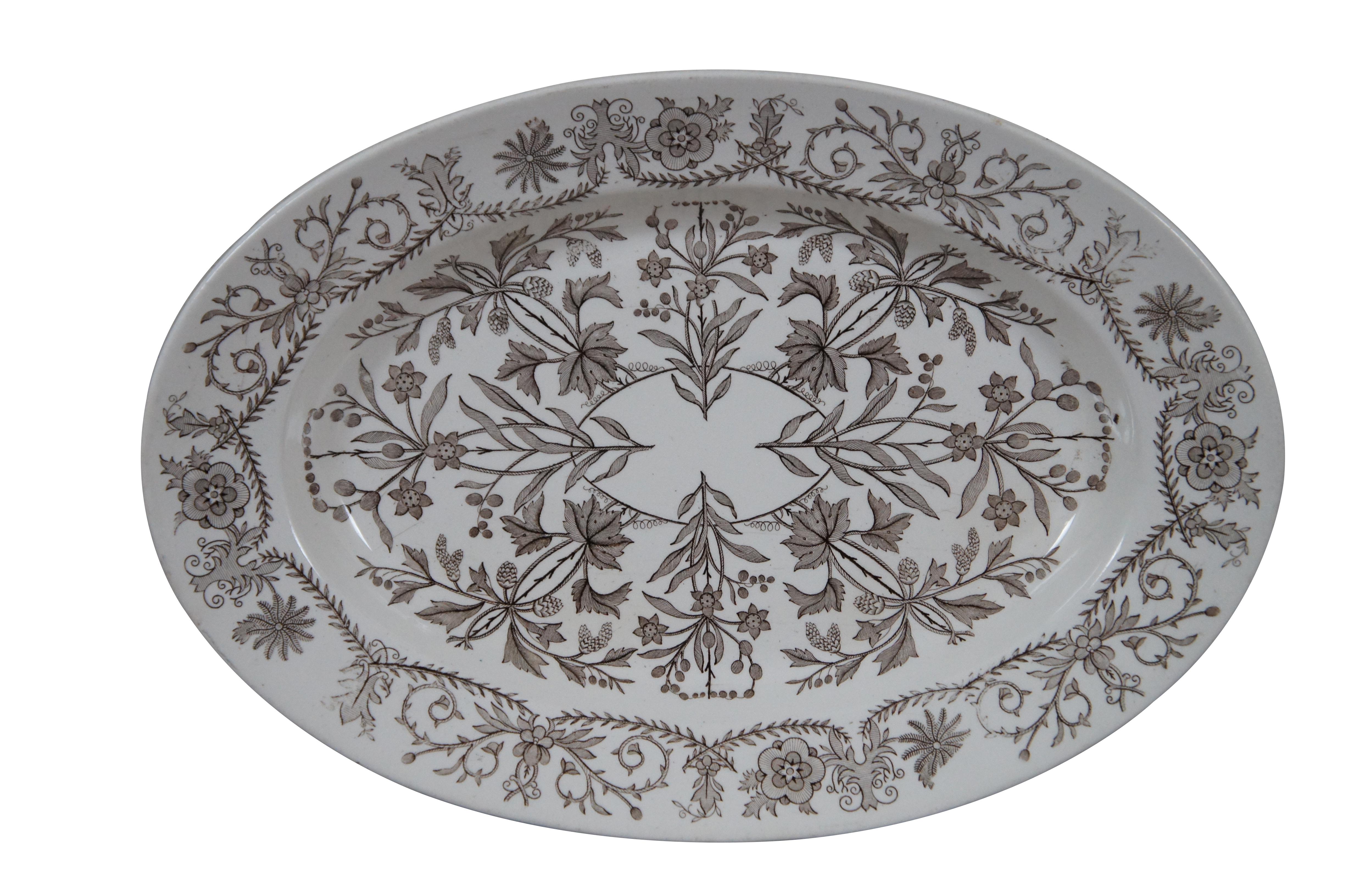 Paar braune Servierplatten aus Transferware des späten 19. Jahrhunderts. Die ovale Platte von T&R Boote mit dem Muster Lahore, eingetragen am 7. Januar 1880, zeigt ein radiales Blumenmuster und eine Bordüre. Die rechteckige Platte ist von Powell,