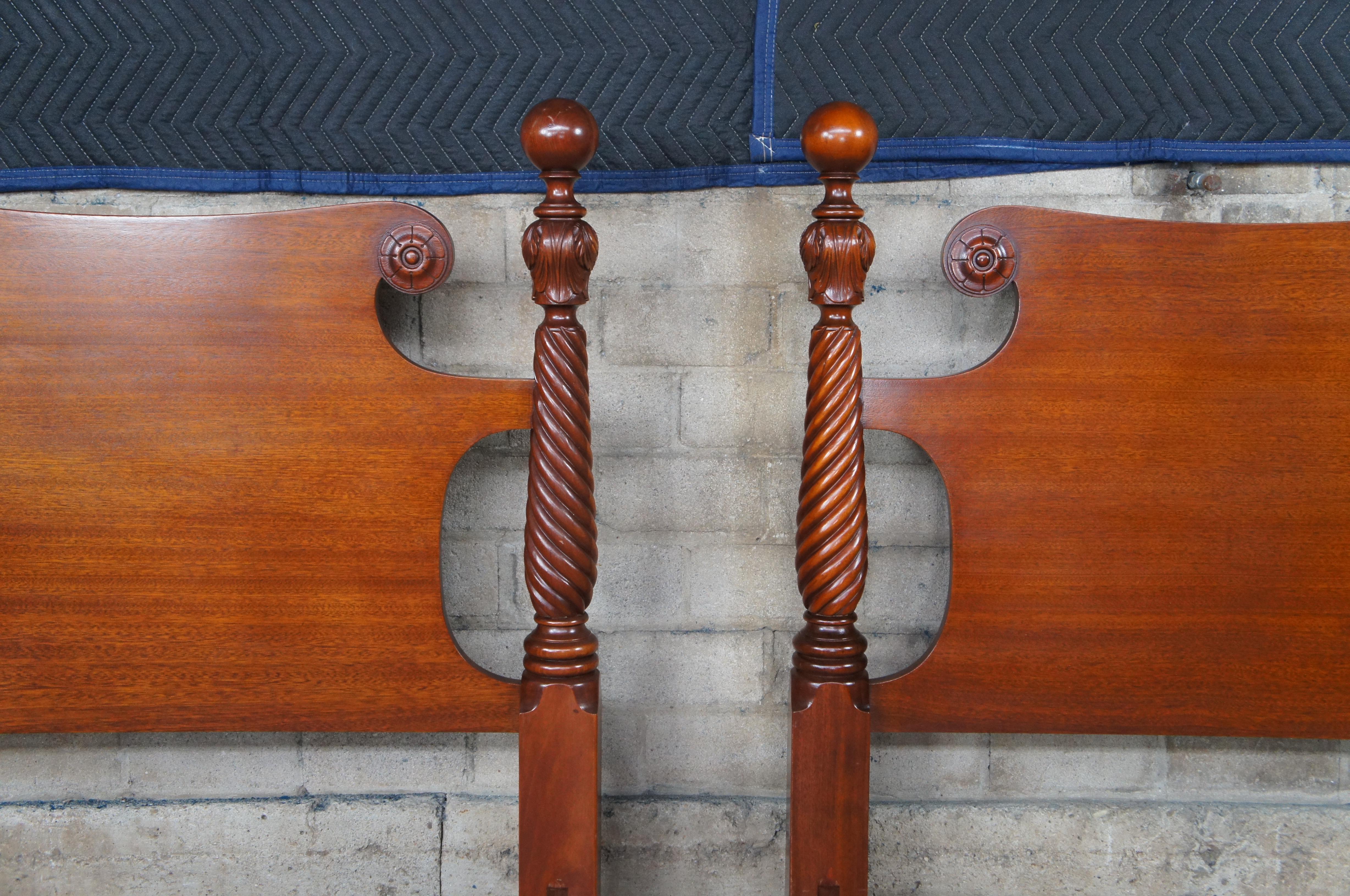 2 antike geschnitzte Mahagoni-Twin-Kanonenball-Poster-Bett im amerikanischen Federal-Stil, Paar (20. Jahrhundert) im Angebot