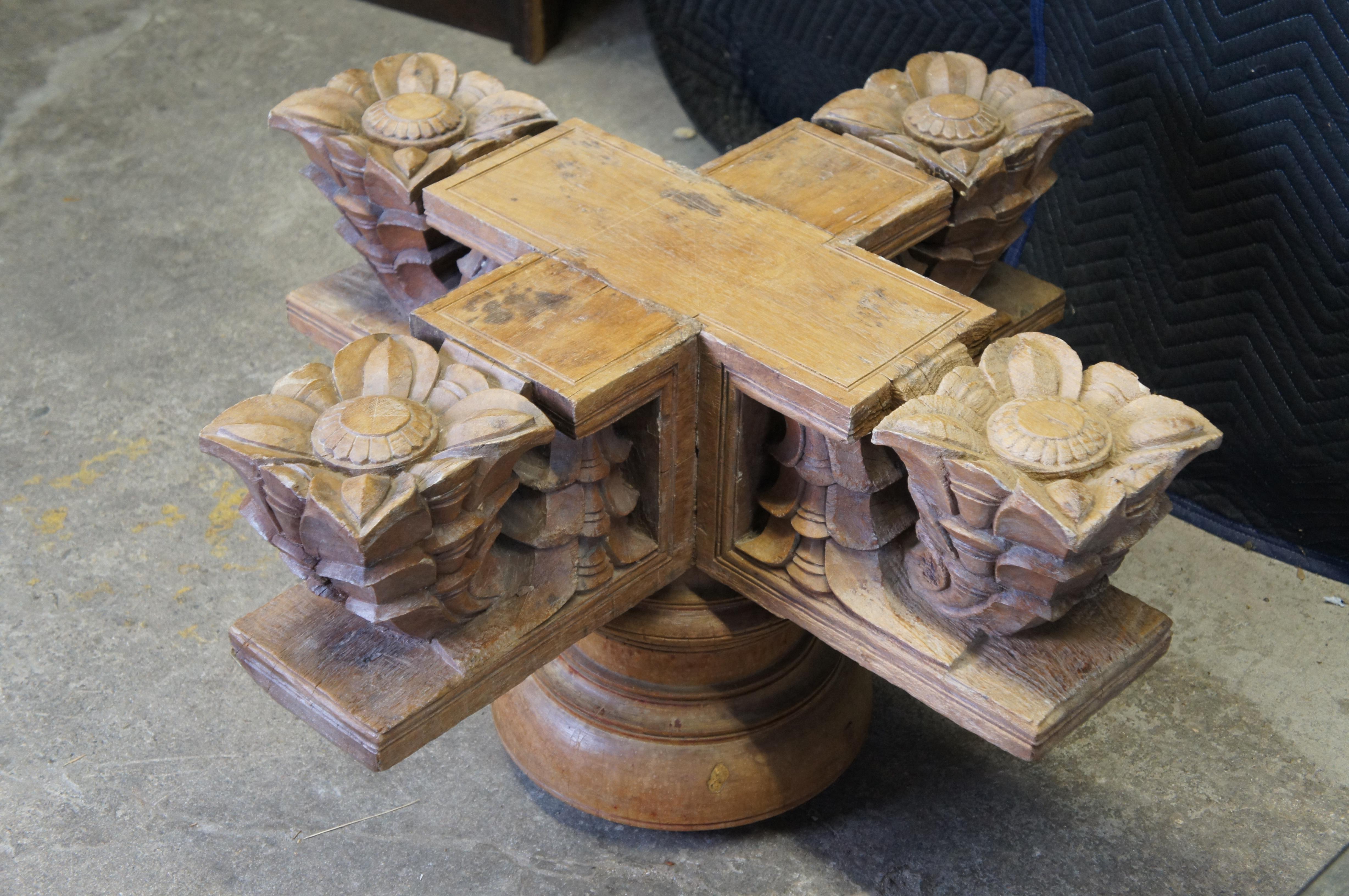 2 antike architektonische Couchtische aus aufgearbeitetem Teakholz mit dekorativem Tempelsockel aus Teakholz (Glas) im Angebot