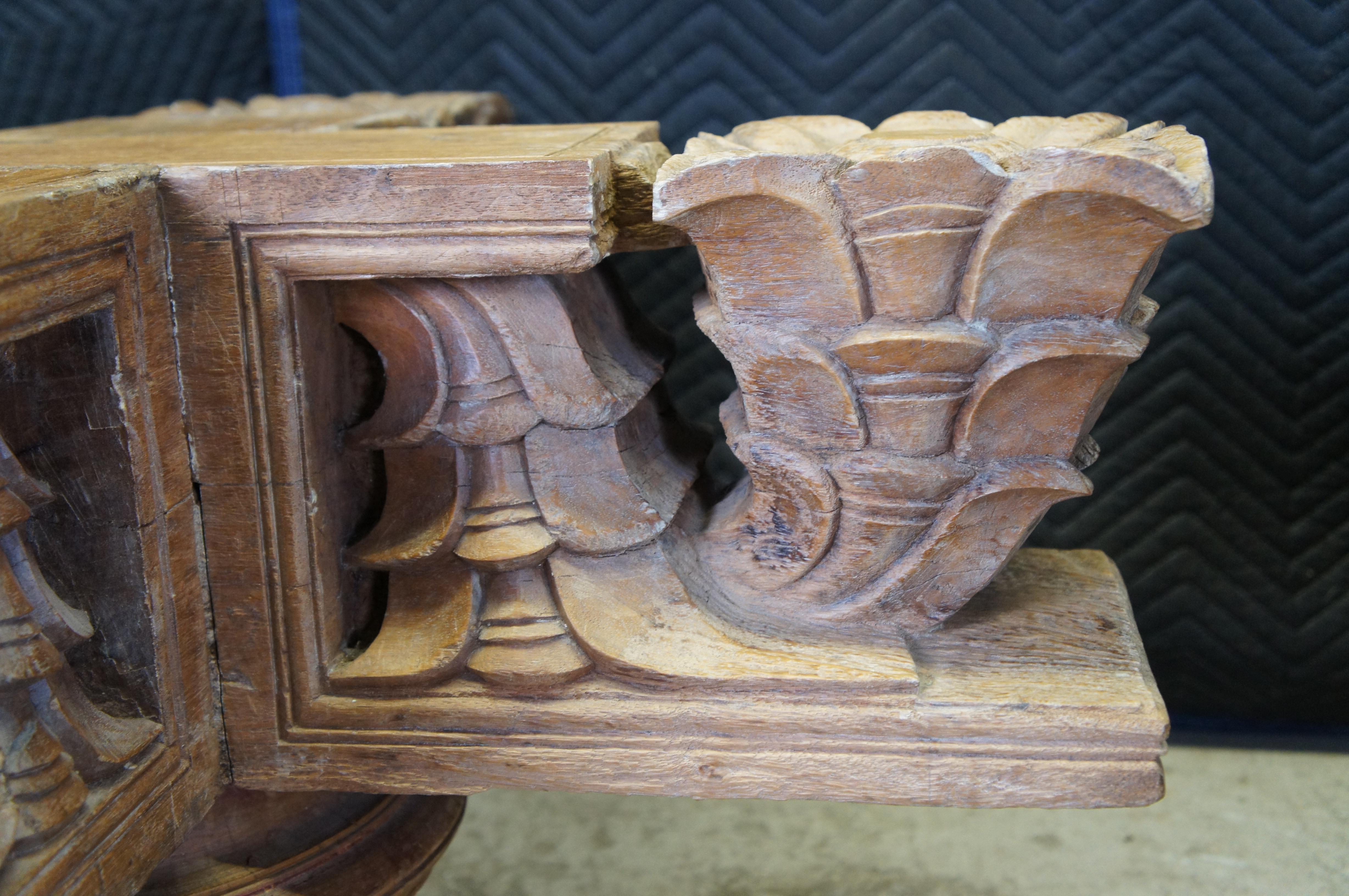 2 antike architektonische Couchtische aus aufgearbeitetem Teakholz mit dekorativem Tempelsockel aus Teakholz im Angebot 1