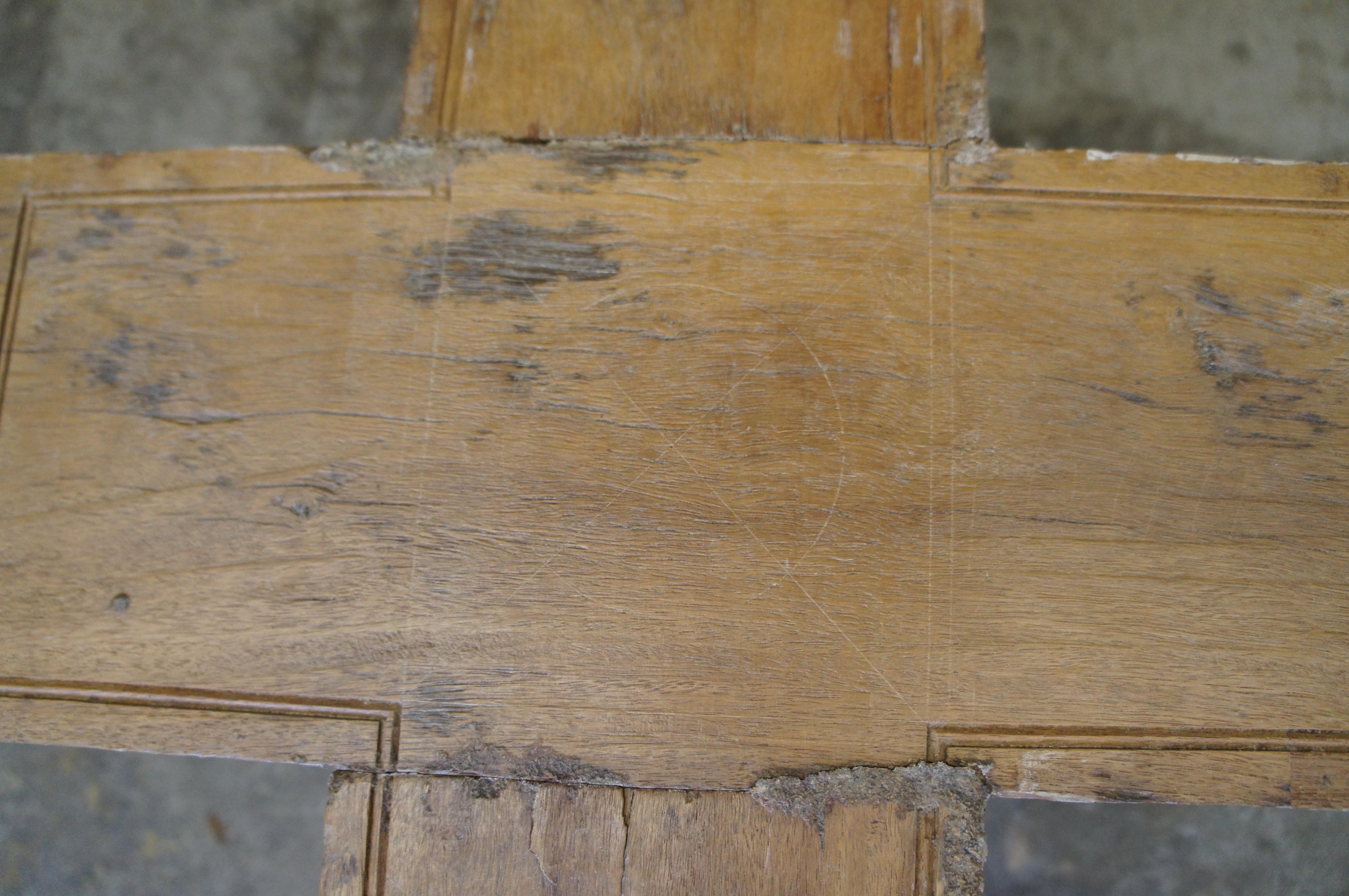2 antike architektonische Couchtische aus aufgearbeitetem Teakholz mit dekorativem Tempelsockel aus Teakholz im Angebot 3