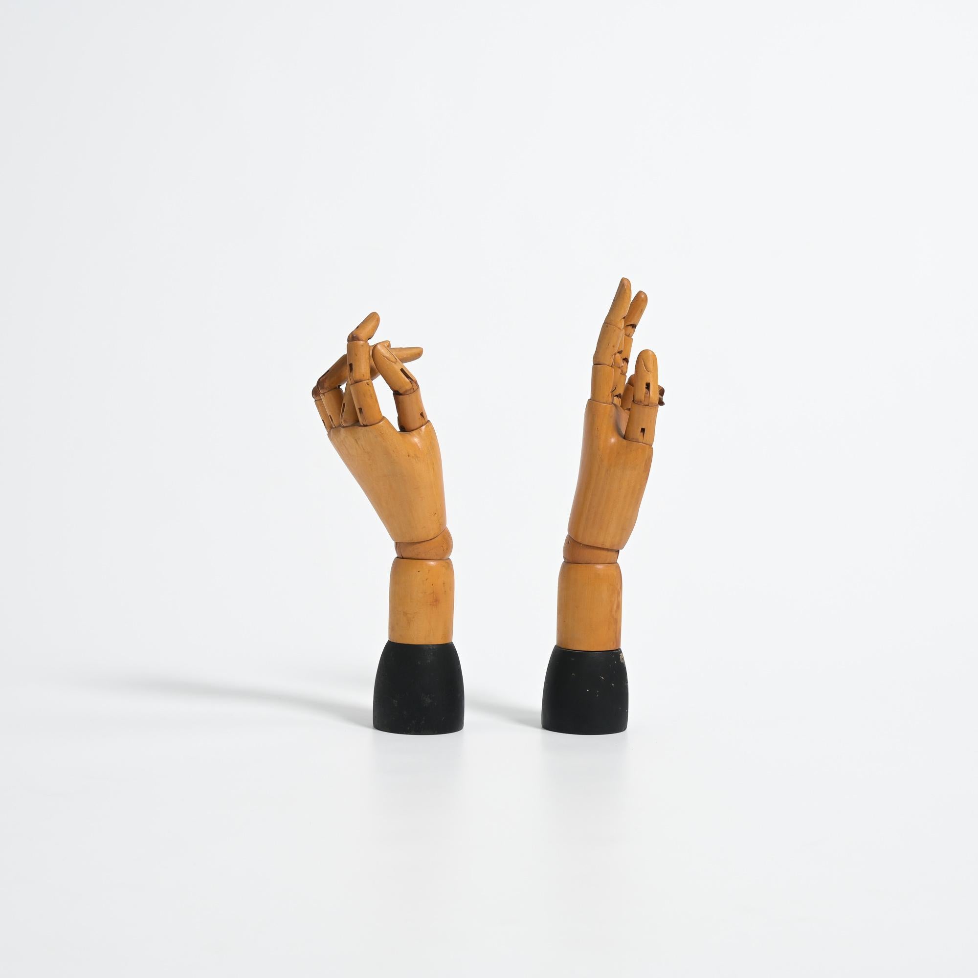 Mid-Century moderno 2 antiche mani articolate in legno da esposizione in vendita