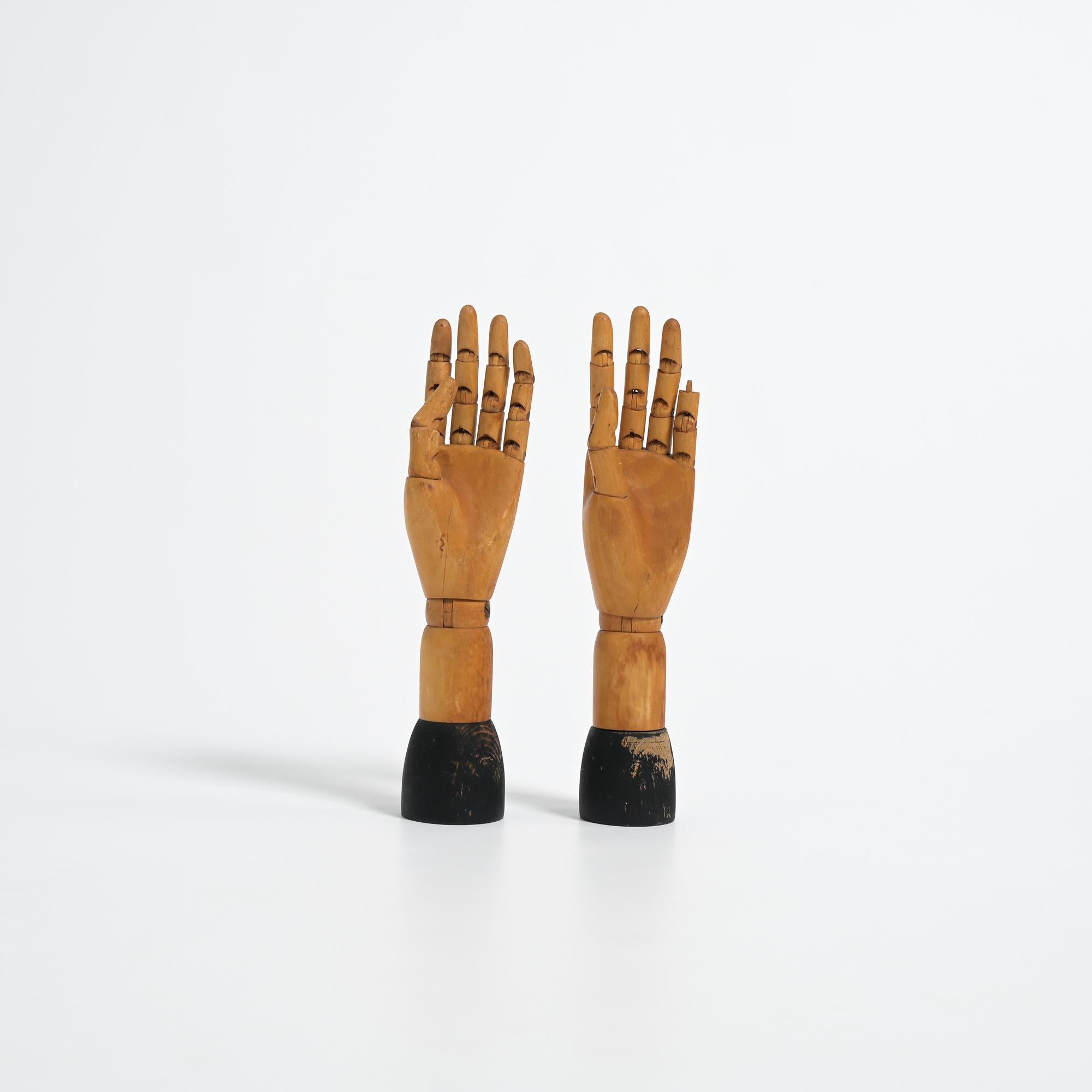 Belga 2 antiche mani articolate in legno da esposizione in vendita