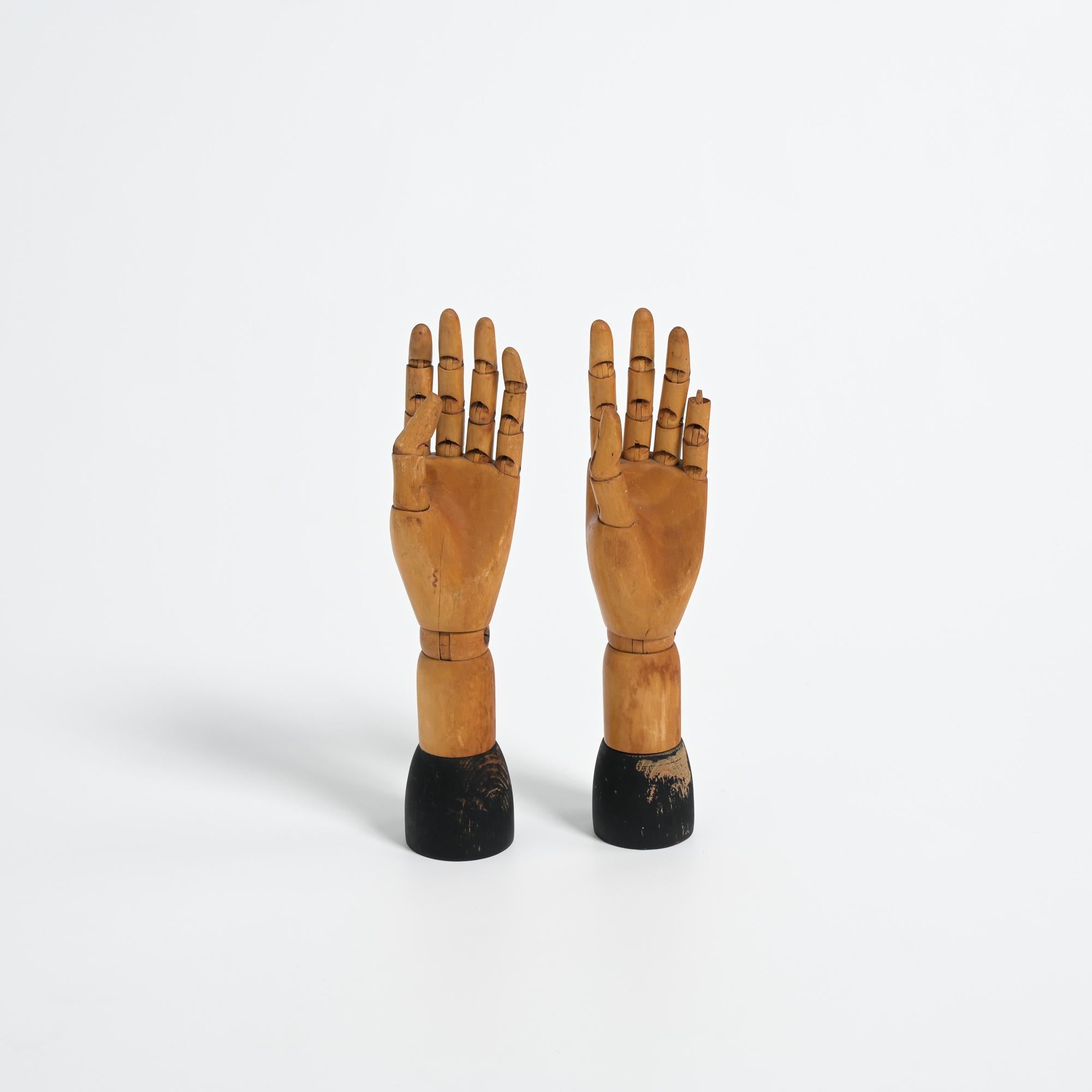 2 antiche mani articolate in legno da esposizione In condizioni buone in vendita a Vlimmeren, BE