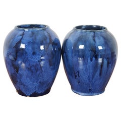 2 vases d'art anciens brossés McCoy en onyx bleu cobalt émaillé à gouttes