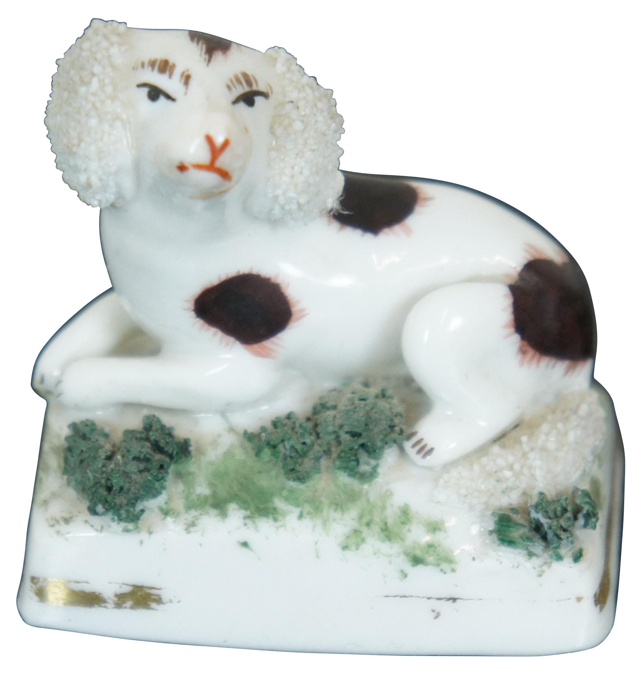 Fédéral 2 Antiquités Chelsea Porcelain Staffordshire Miniature Spaniel Dog Anchor en vente